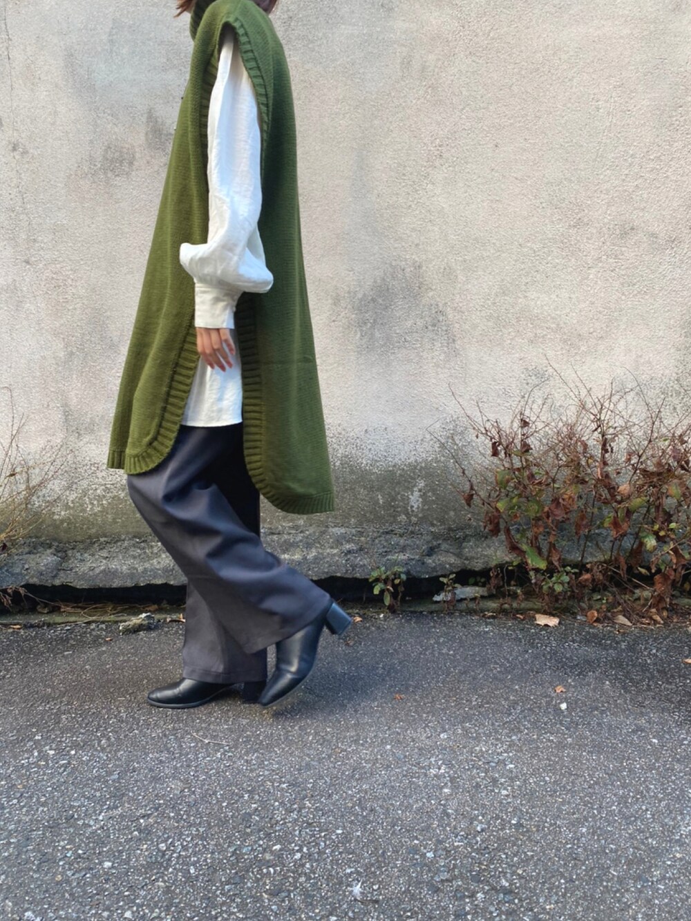 グリーン系のチュニック、ホワイト系のシャツ/ブラウス、グレー系のその他パンツを着用したレディースの秋コーディネートの2枚目の写真