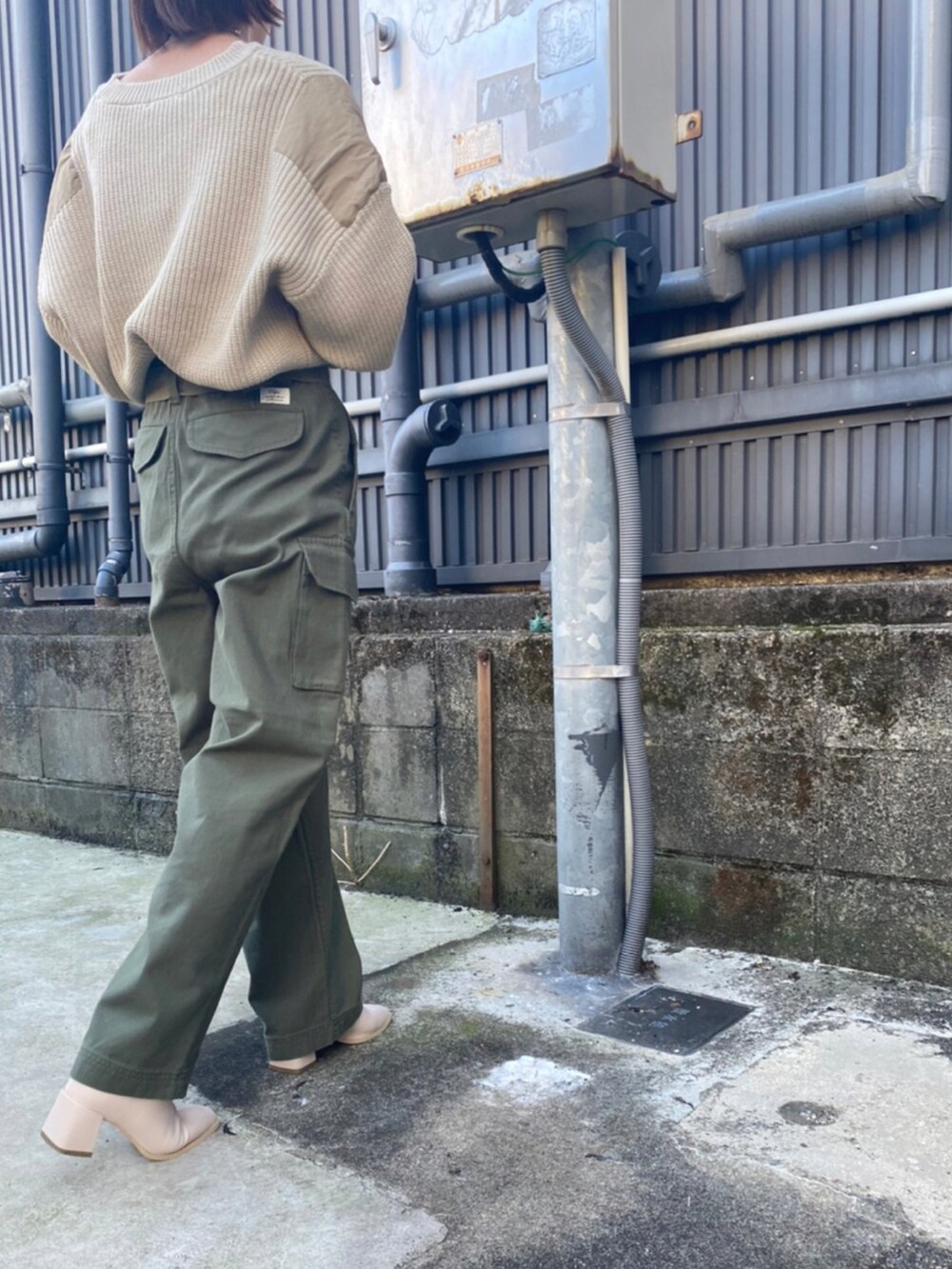 ホワイト系のニット/セーター、グリーン系のその他パンツを着用したレディースの秋コーディネートの4枚目の写真