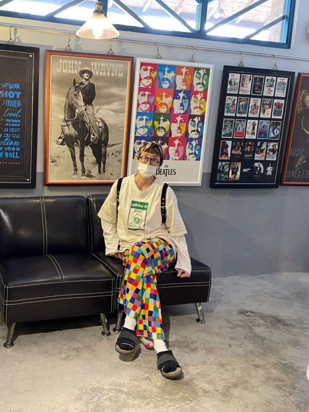 ベージュ系のトップス、ブルー系のシューズを着用したレディースの春コーディネートの2枚目の写真