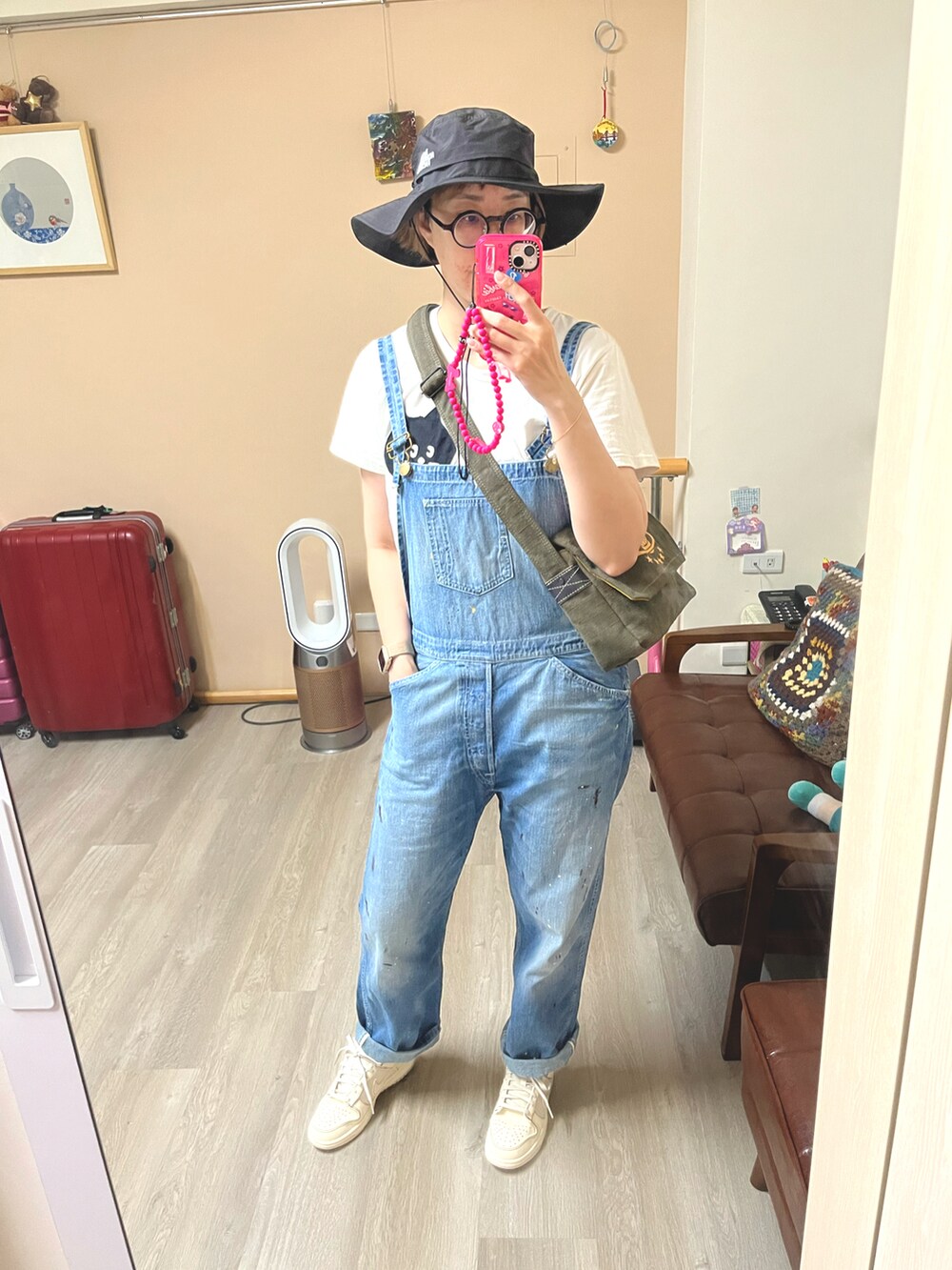 ホワイト系のTシャツ/カットソー、ブルー系のオールインワン・サロペット、ホワイト系のシューズを着用したレディースの春コーディネートの2枚目の写真