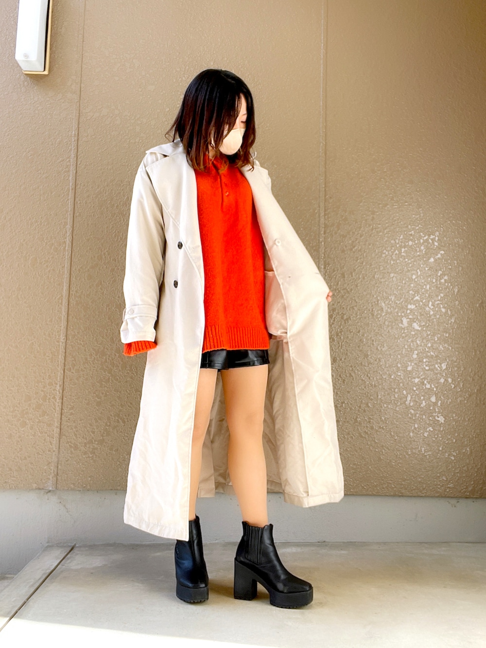 「服とコスメでなりたい自分に、クリスマスに着たい服、ショートブーツ、ショートパンツ、レザーパンツ、トレンチコート」｜「dazzlinのサイドゴアショートブーツ（ブーツ、ブラック系）」を使った、かすみんさん（レディース・153cm）の冬コーディネートの2枚目の写真