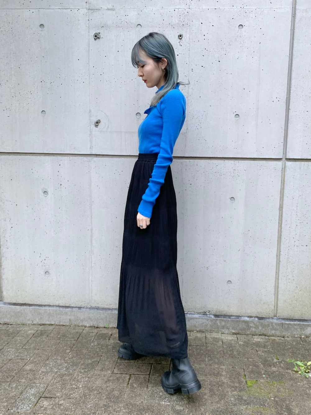 「ニット、ブルー、秋のコーデ、ショートブーツ、ネイル、Dior、シンプルコーデ、オトナカジュアル、RayBEAMS、ニットコーデ、Ganni、TOMWOOD、jancidium」｜「GANNIの【GANNI】サイドゴアラバーブーツ（ブーツ、ブラック系）」を使った、harunaさん（レディース・165cm）の秋コーディネートの2枚目の写真