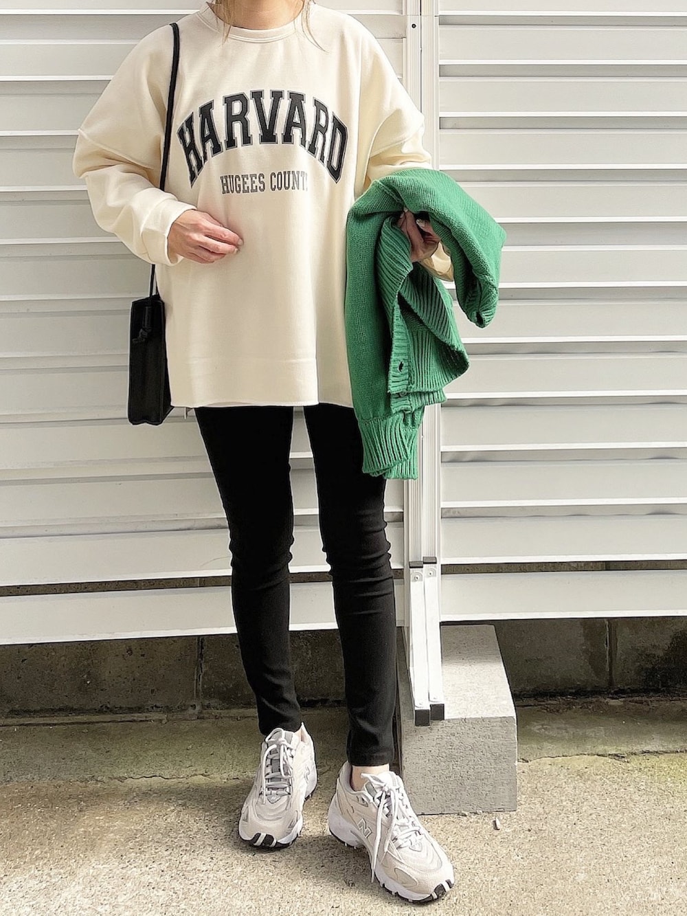 グリーン系のカーディガン/ボレロ、ブラック系のその他パンツ、ホワイト系のスニーカーを着用したレディースの冬コーディネートの5枚目の写真