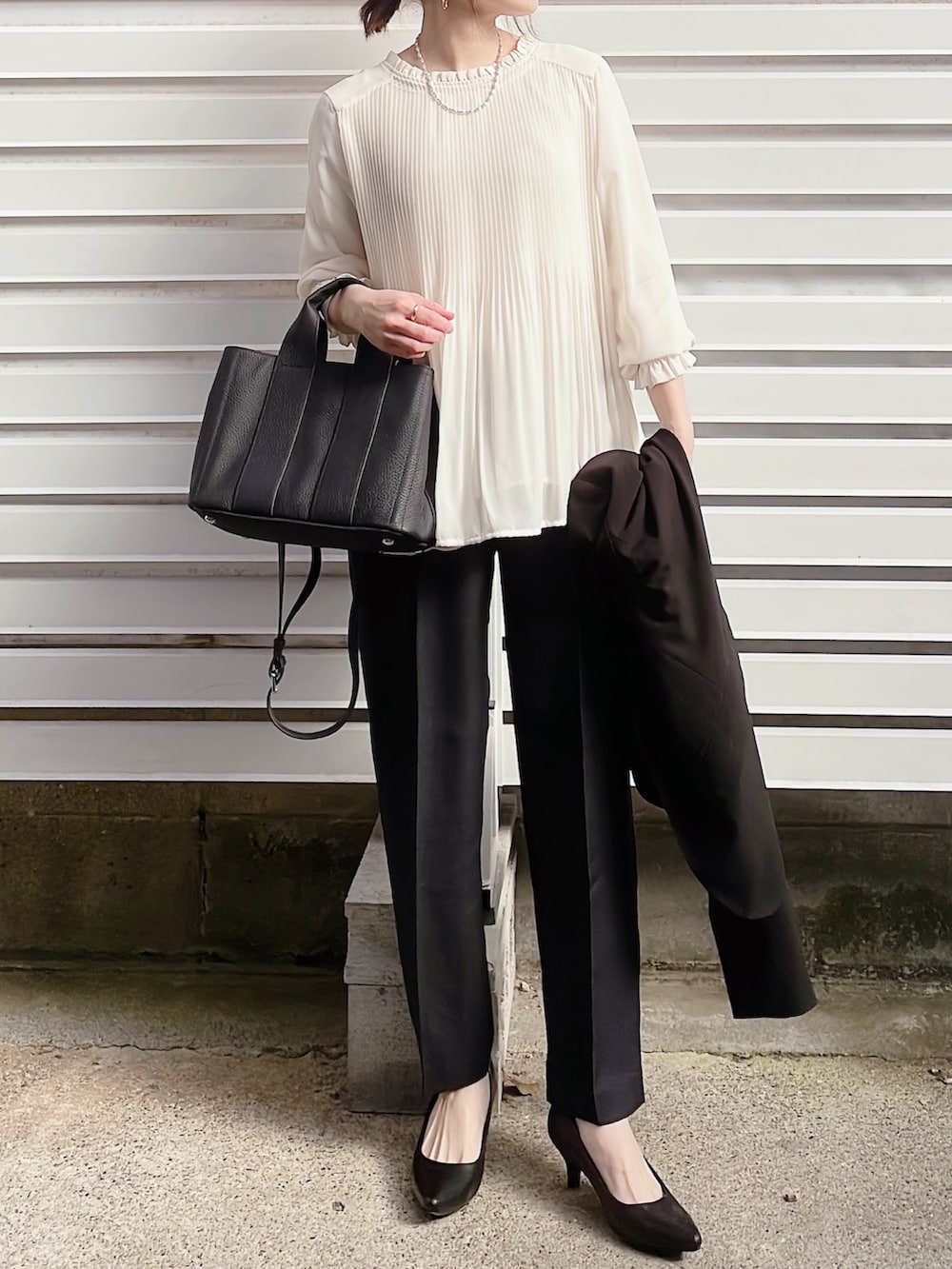 ホワイト系のシャツ/ブラウス、ブラック系のトートバッグ、ブラック系のその他パンツを着用したレディースの冬コーディネートの2枚目の写真