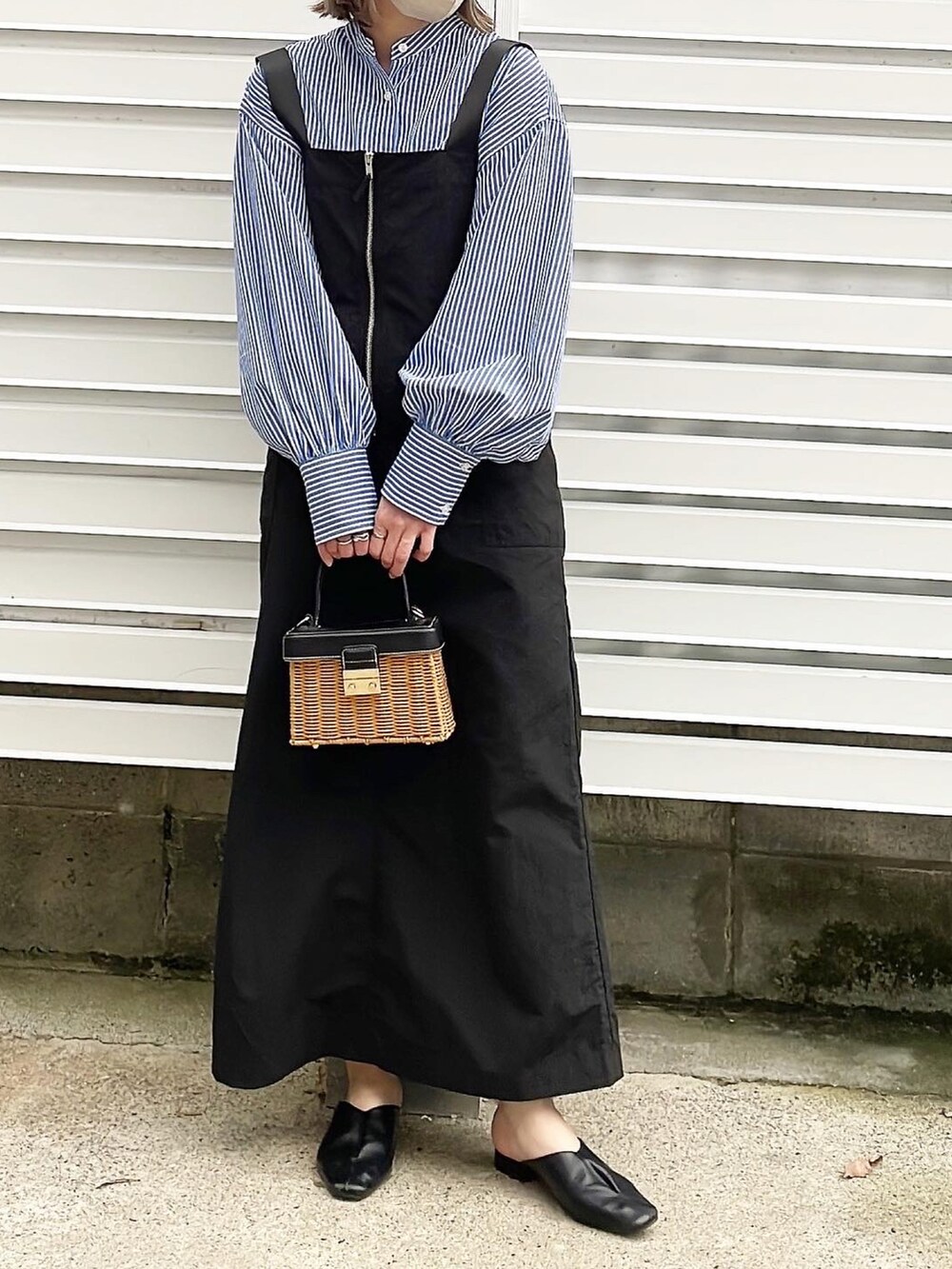 ブルー系のシャツ/ブラウス、ブラック系のワンピース、ブラック系のローファーを着用したレディースの春コーディネートの2枚目の写真