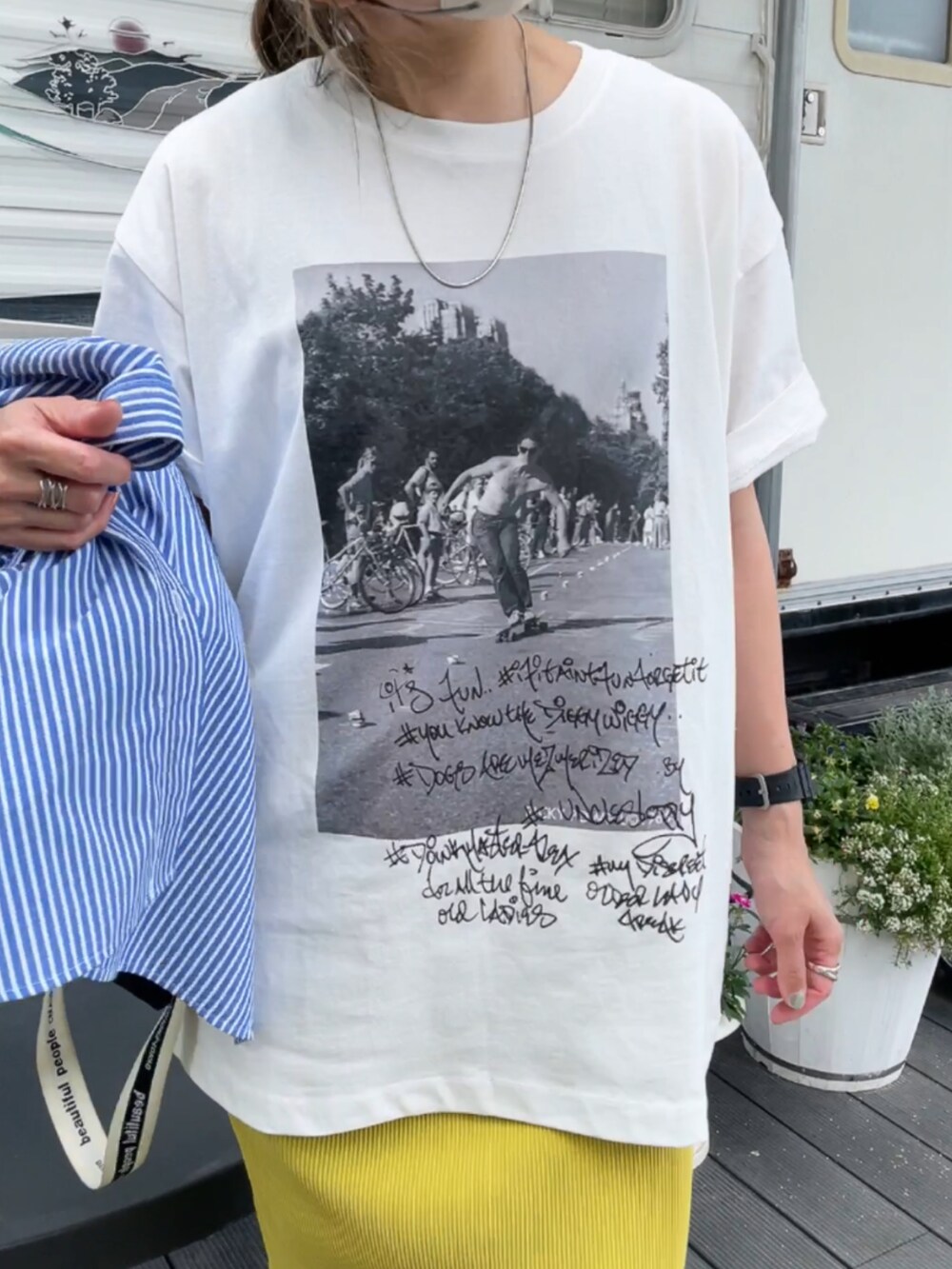 ブルー系のシャツ/ブラウス、ホワイト系のTシャツ/カットソー、イエロー系のスカートを着用したレディースの春コーディネートの4枚目の写真