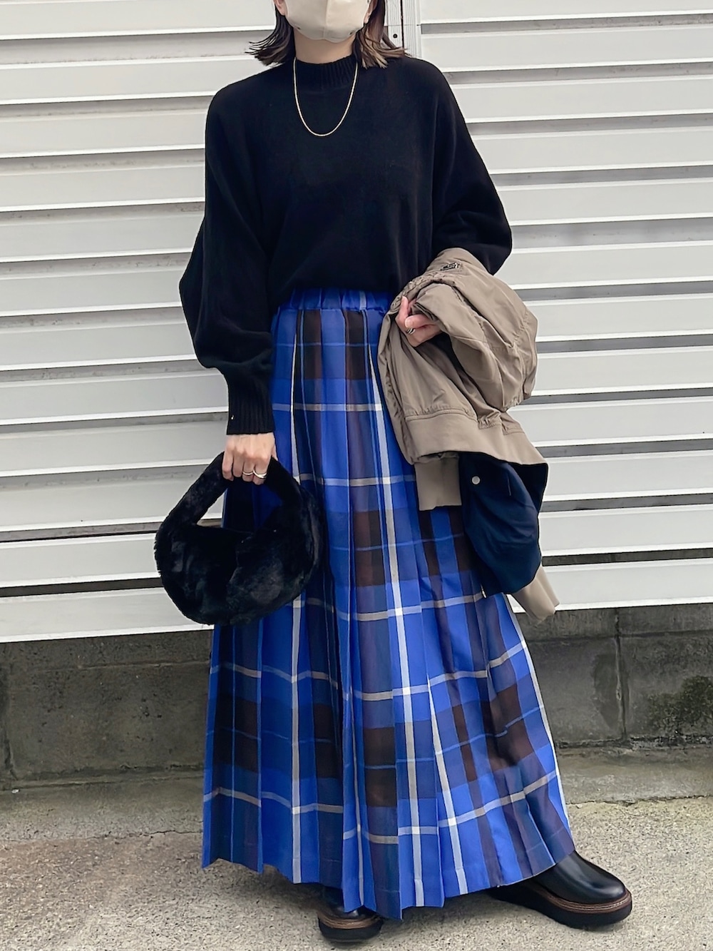 「PR、チェック、秋服コーデ、大人カジュアル、シンプル、オトナ女子」｜「URBAN RESEARCH Sonny Labelの起毛モックネックドルマンプルオーバー（ニット/セーター、ブラック系）」を使った、moyooonnさん（レディース・152cm）の秋コーディネートの2枚目の写真