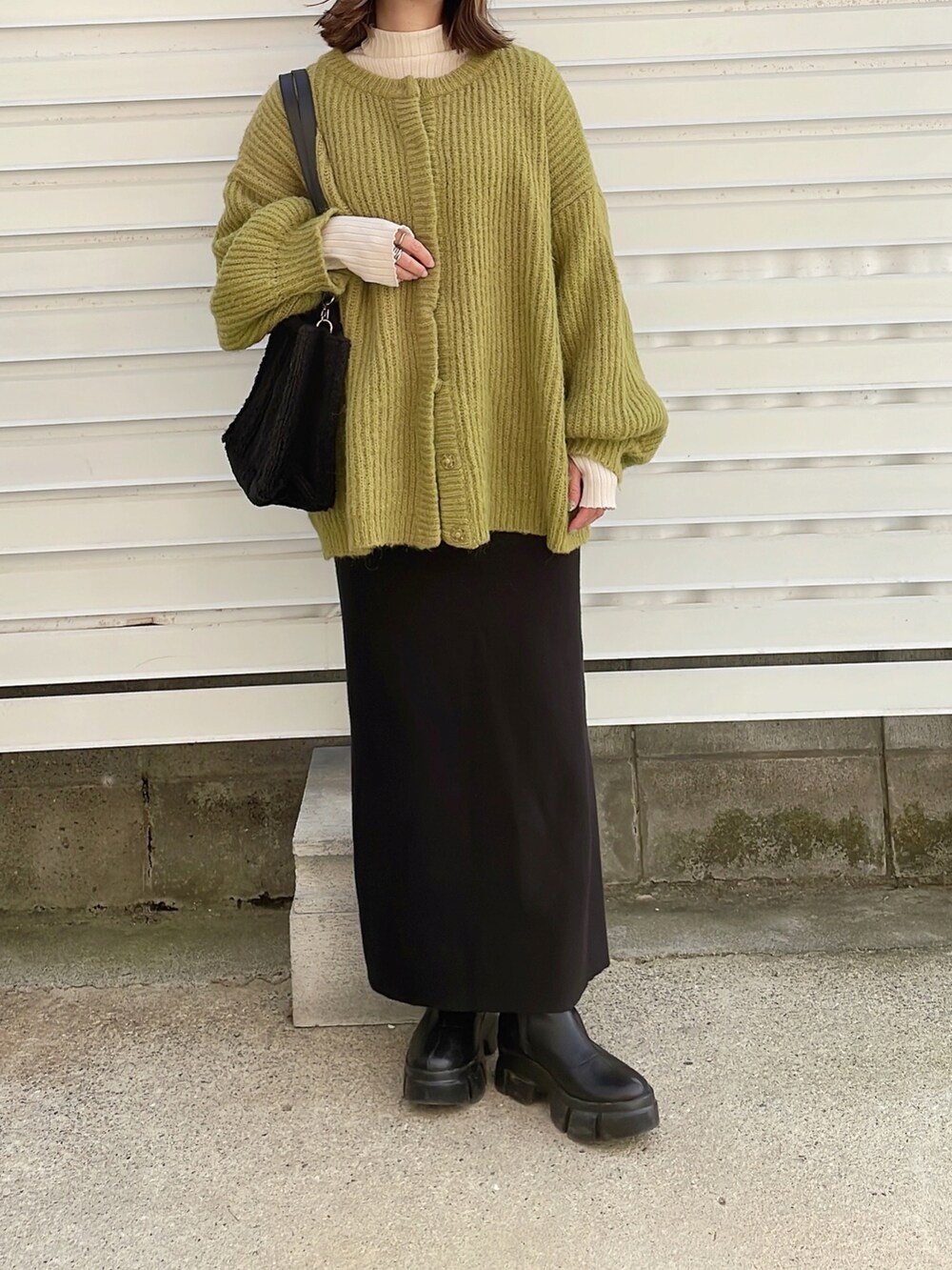 「あったかコーデ、大人カジュアル、タイトスカート、低身長、低身長コーデ、大人ファッション、低身長女子、タートルネック、ラクチンコーデ、レイヤードスタイル」｜「GYDAのGYDA (ジェイダ) 2WAYトートバッグ ボア GY-B071（トートバッグ、ブラック系）」を使った、moyooonnさん（レディース・152cm）の秋コーディネートの4枚目の写真
