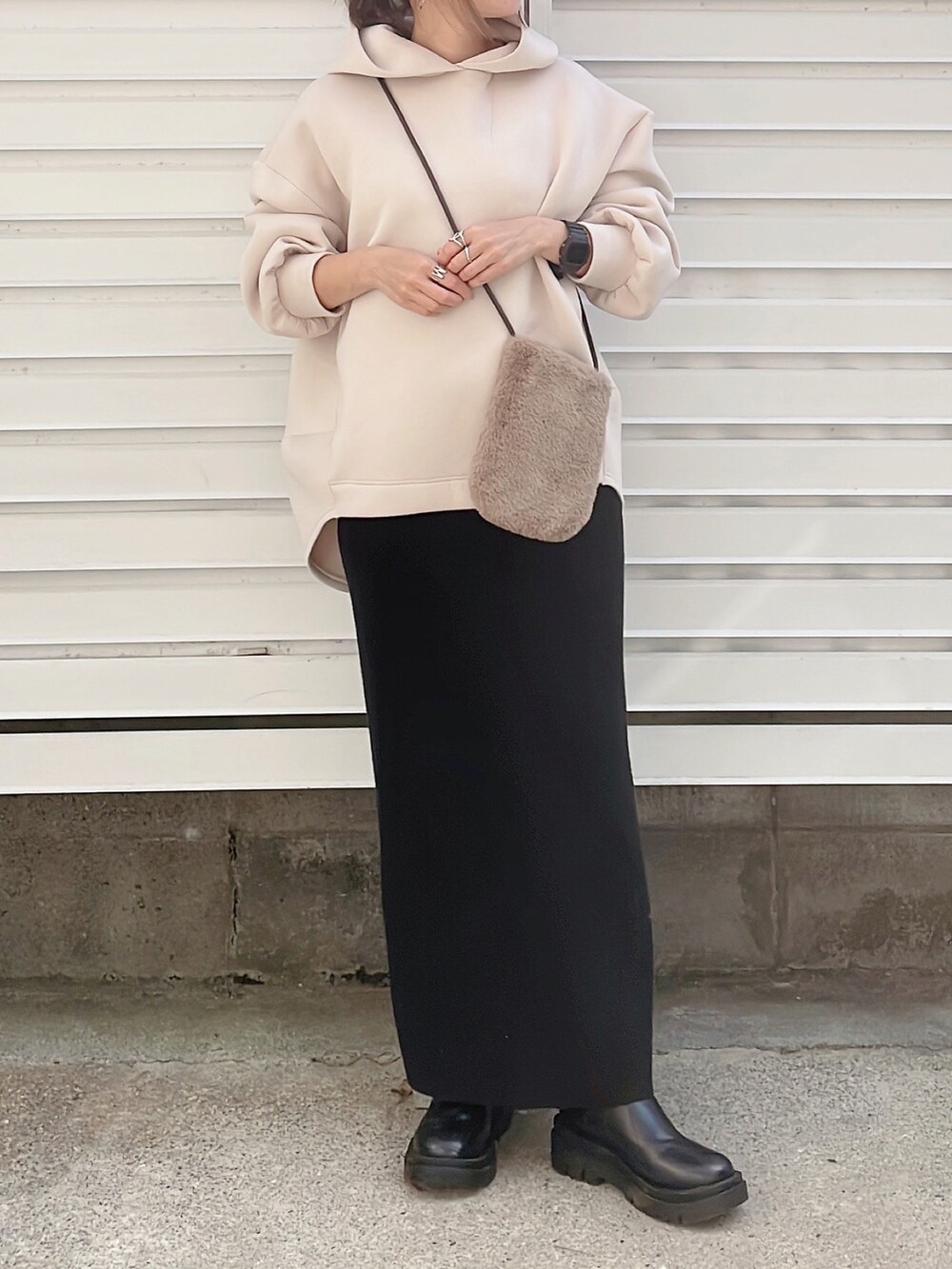 「秋服、きれいめカジュアル、低身長コーデ、パーカー、タイトスカート、スカート、低身長女子、ママファッション、シンプルコーデ」｜「Bonjour Saganのダンボールバルーンパーカー（パーカー、ベージュ系）」を使った、moyooonnさん（レディース・152cm）の秋コーディネートの2枚目の写真