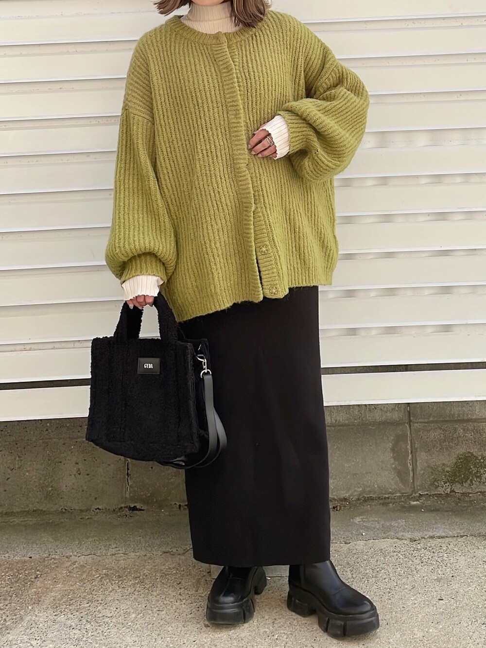 「あったかコーデ、大人カジュアル、タイトスカート、低身長、低身長コーデ、大人ファッション、低身長女子、タートルネック、ラクチンコーデ、レイヤードスタイル」｜「GYDAのGYDA (ジェイダ) 2WAYトートバッグ ボア GY-B071（トートバッグ、ブラック系）」を使った、moyooonnさん（レディース・152cm）の秋コーディネートの2枚目の写真