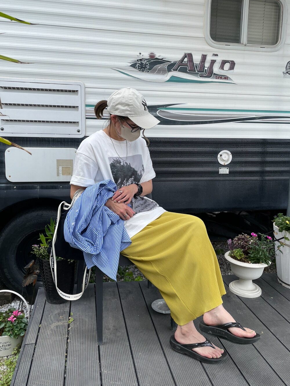 ブルー系のシャツ/ブラウス、ホワイト系のTシャツ/カットソー、イエロー系のスカートを着用したレディースの春コーディネートの3枚目の写真