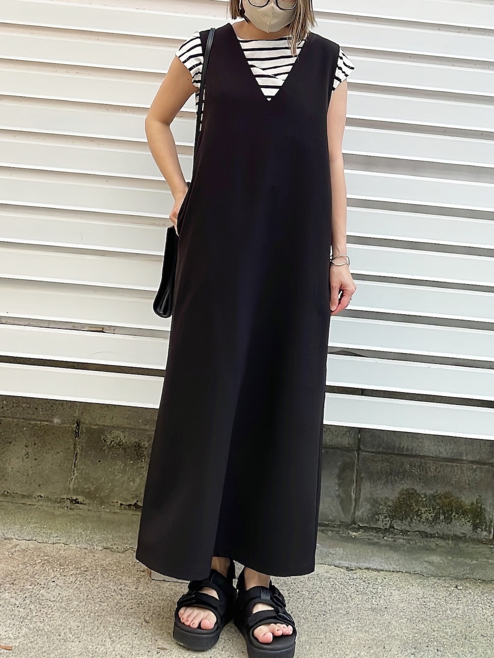 「春夏コーデ、ワンピース、ジャンパースカート、オトナカジュアル、低身長女子、低身長コーデ、リラックススタイル」｜「for/cのダブルクロスジャンスカ（ジャンパースカート、ブラック系）」を使った、moyooonnさん（レディース・152cm）の春コーディネートの2枚目の写真