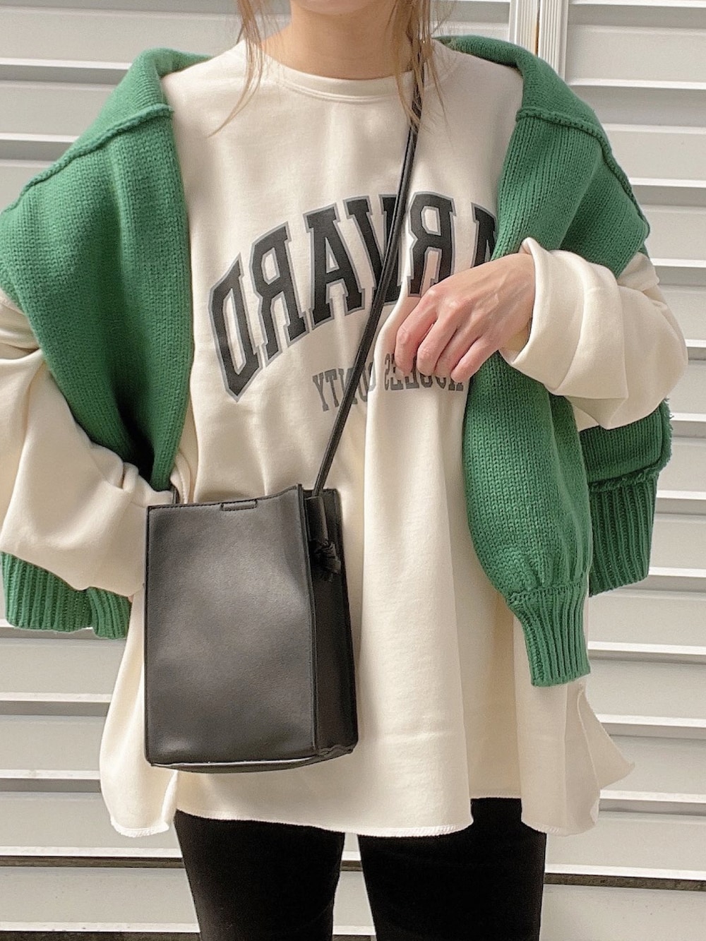 グリーン系のカーディガン/ボレロ、ブラック系のその他パンツ、ホワイト系のスニーカーを着用したレディースの冬コーディネートの3枚目の写真