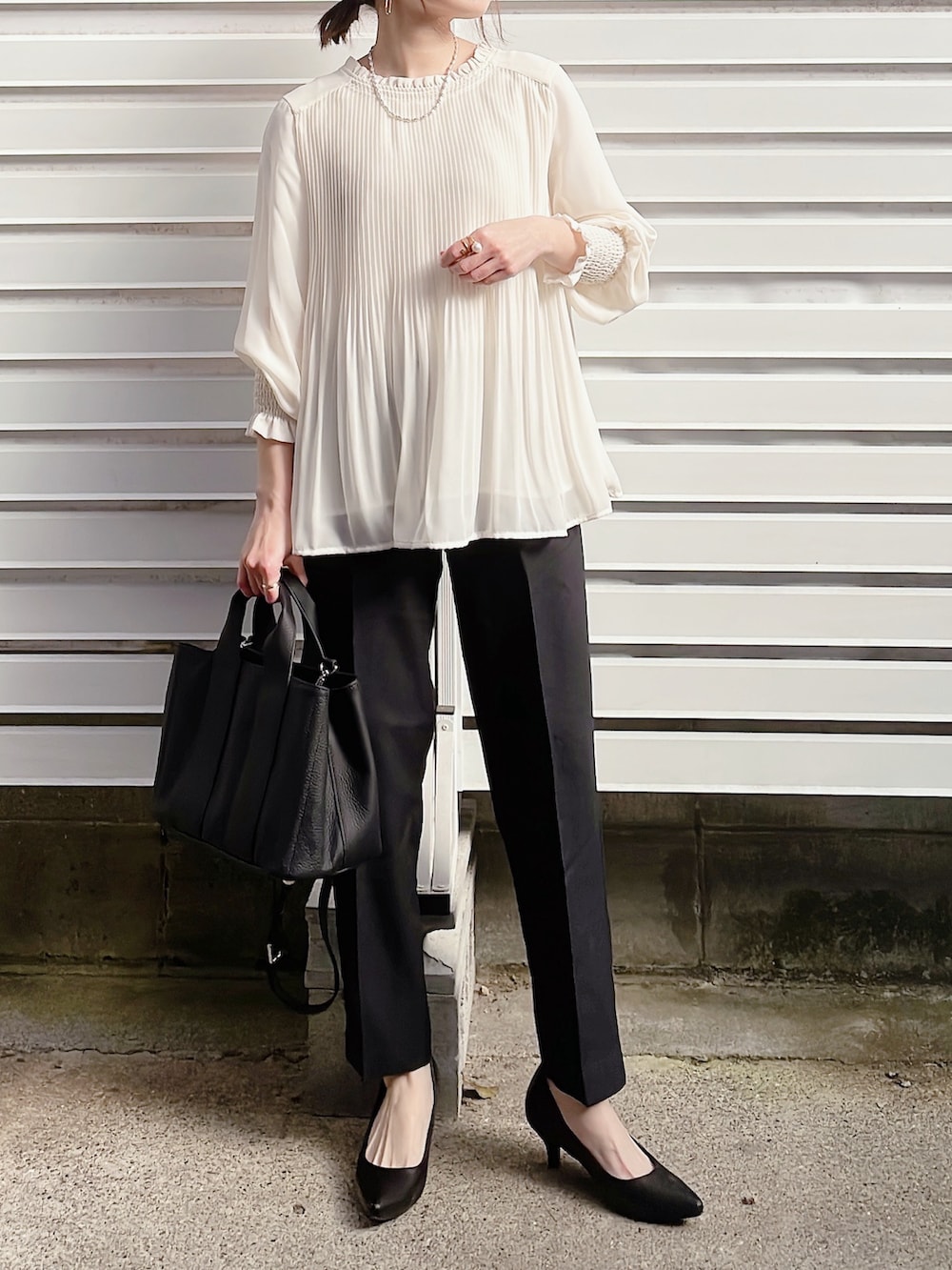 ホワイト系のシャツ/ブラウス、ブラック系のトートバッグ、ブラック系のその他パンツを着用したレディースの冬コーディネートの3枚目の写真