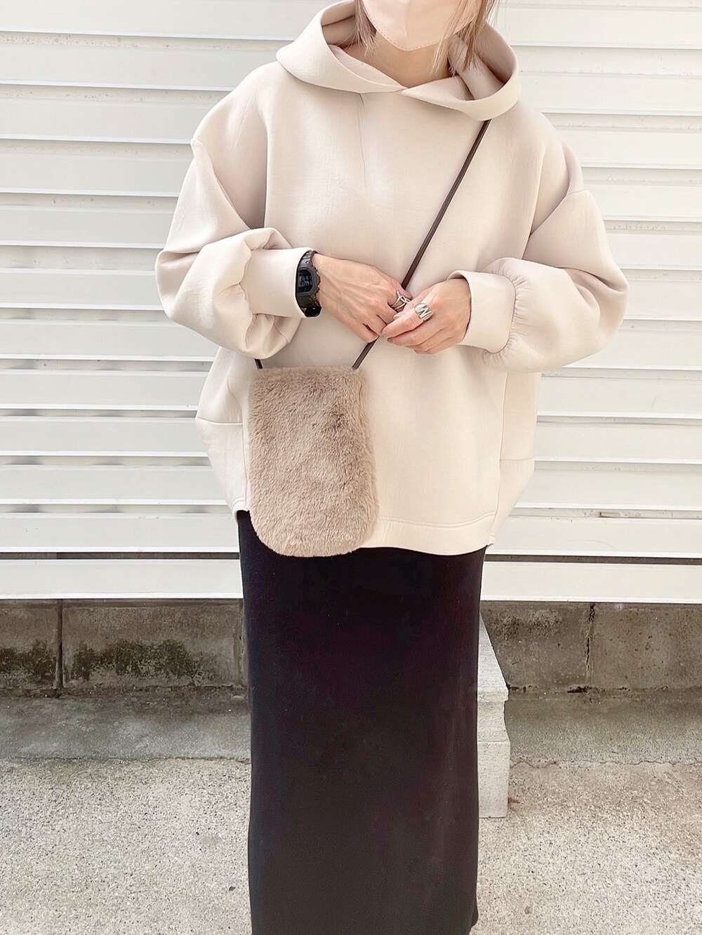 「秋服、きれいめカジュアル、低身長コーデ、パーカー、タイトスカート、スカート、低身長女子、ママファッション、シンプルコーデ」｜「Bonjour Saganのダンボールバルーンパーカー（パーカー、ベージュ系）」を使った、moyooonnさん（レディース・152cm）の秋コーディネートの4枚目の写真