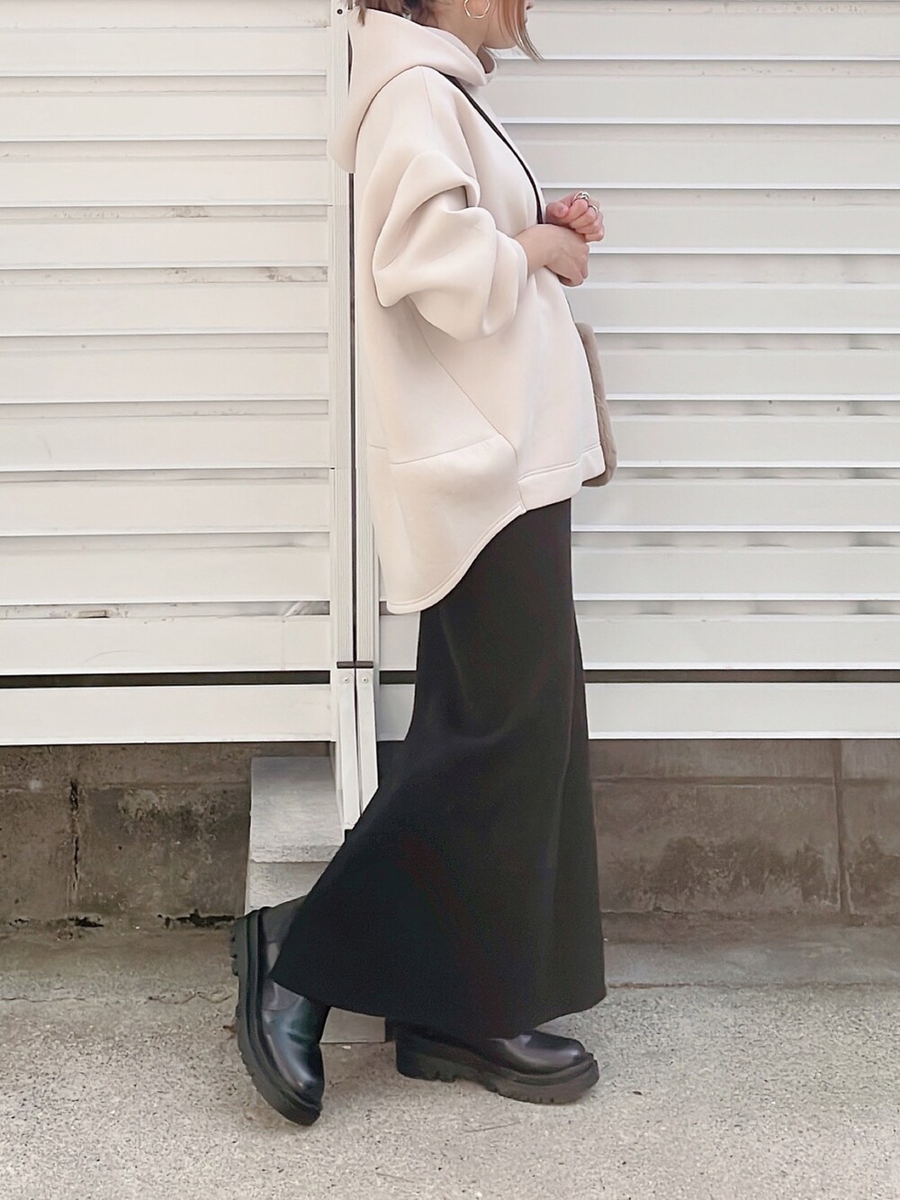 「秋服、きれいめカジュアル、低身長コーデ、パーカー、タイトスカート、スカート、低身長女子、ママファッション、シンプルコーデ」｜「Bonjour Saganのダンボールバルーンパーカー（パーカー、ベージュ系）」を使った、moyooonnさん（レディース・152cm）の秋コーディネートの3枚目の写真