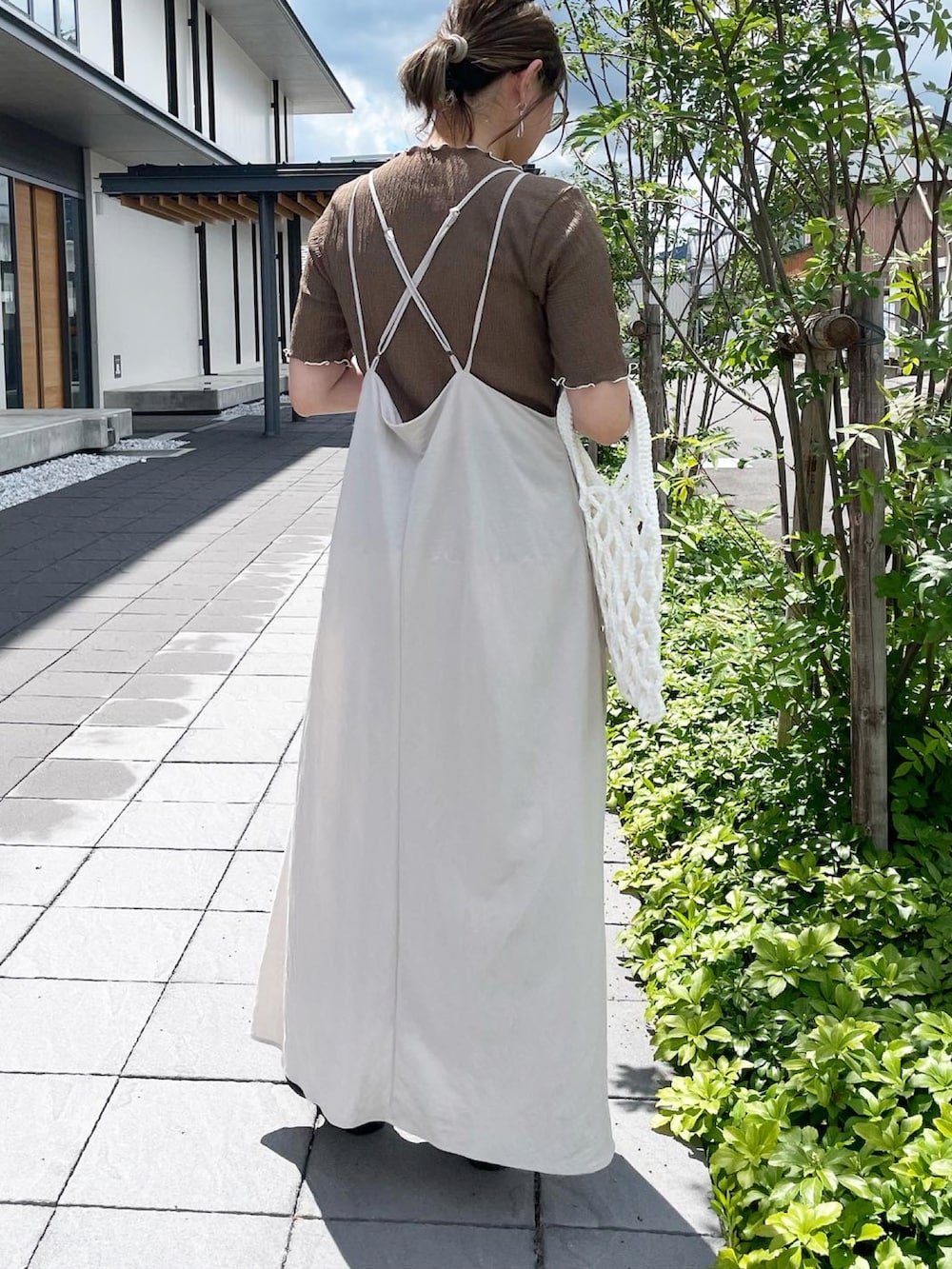 ベージュ系のワンピース、ブラウン系のTシャツ/カットソーを着用したレディースの春コーディネートの3枚目の写真