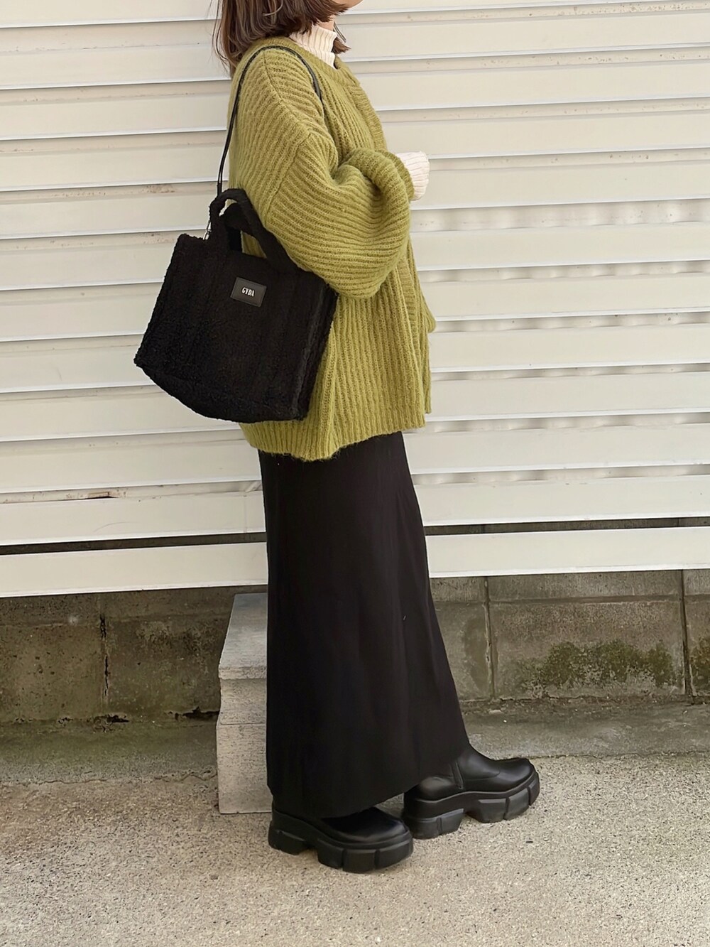 「あったかコーデ、大人カジュアル、タイトスカート、低身長、低身長コーデ、大人ファッション、低身長女子、タートルネック、ラクチンコーデ、レイヤードスタイル」｜「GYDAのGYDA (ジェイダ) 2WAYトートバッグ ボア GY-B071（トートバッグ、ブラック系）」を使った、moyooonnさん（レディース・152cm）の秋コーディネートの3枚目の写真