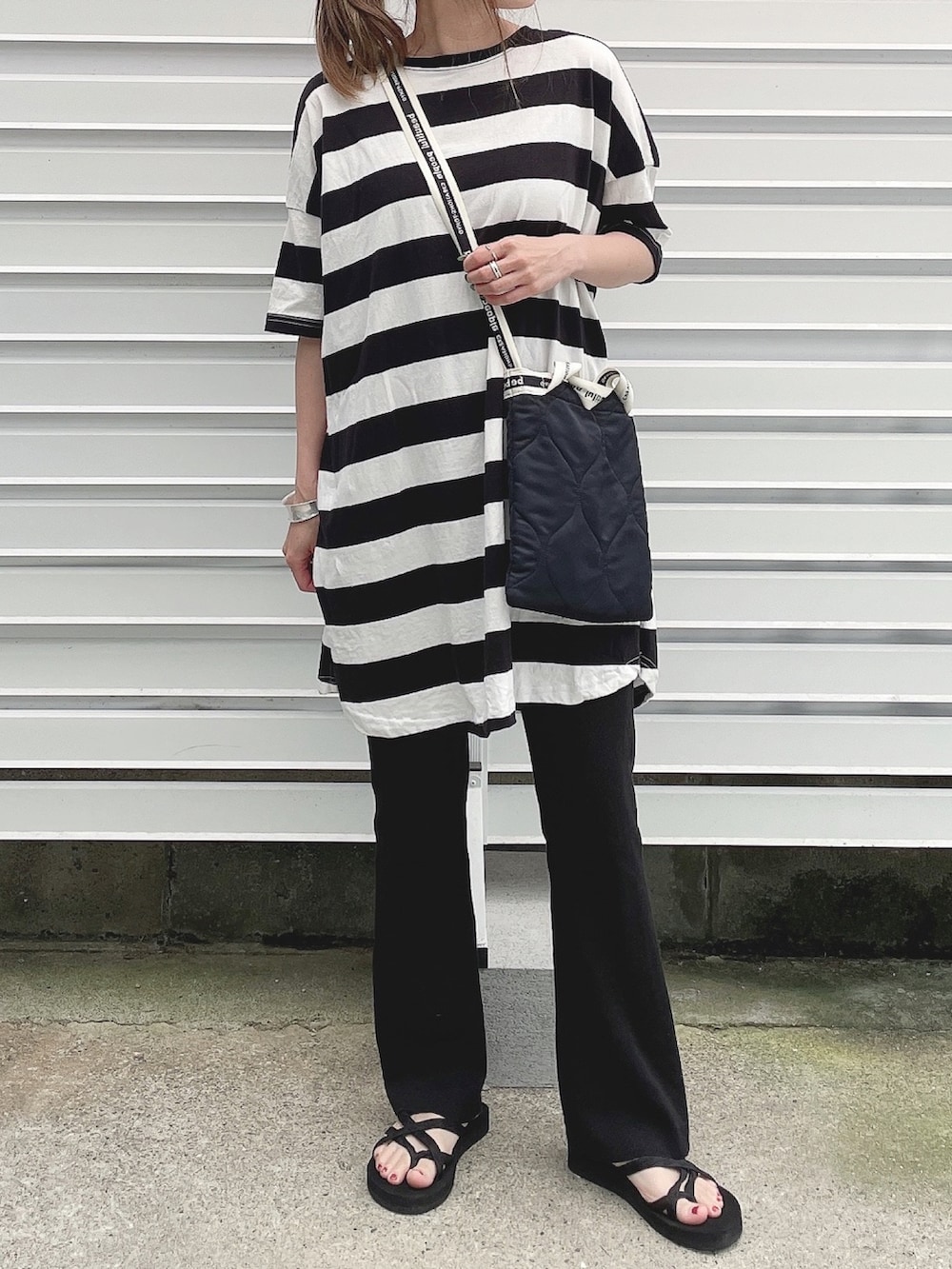 ブラック系のショルダーバッグ、グリーン系のその他パンツ、ブラック系のサンダルを着用したレディースの春コーディネートの2枚目の写真