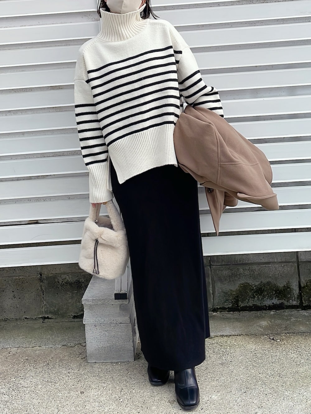 「PR、秋冬コーデ、お出かけコーデ、大人女子、シンプルコーデ、きれいめカジュアル」｜「OPAQUE.CLIPのもちもちタートルスリットニット (ショート)【洗える】（ニット/セーター、ホワイト系）」を使った、moyooonnさん（レディース・152cm）の冬コーディネートの2枚目の写真