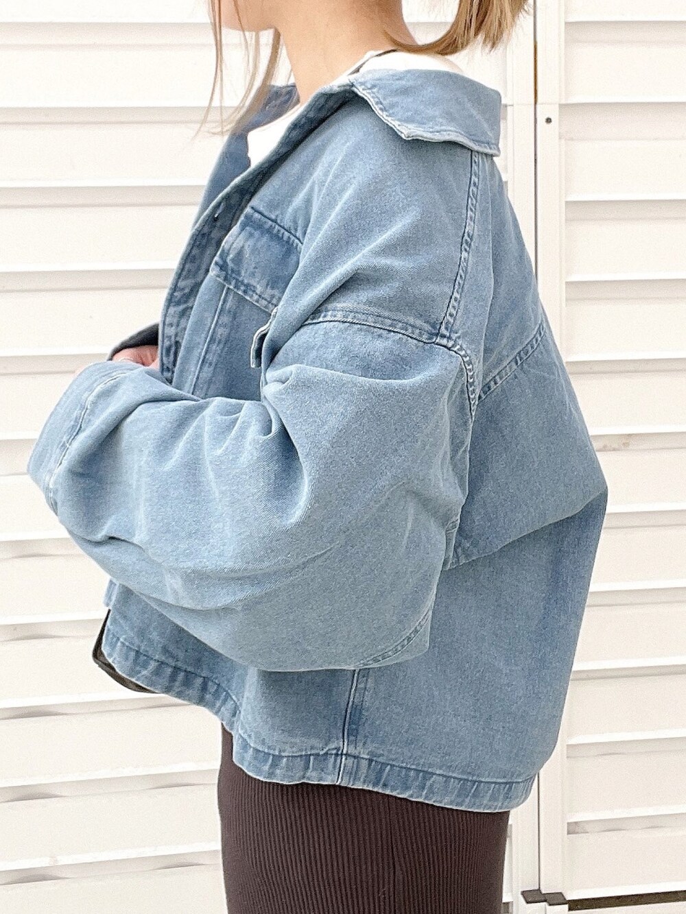 ホワイト系のTシャツ/カットソー、ブラック系のショルダーバッグ、ブラック系のスカートを着用したレディースの冬コーディネートの4枚目の写真