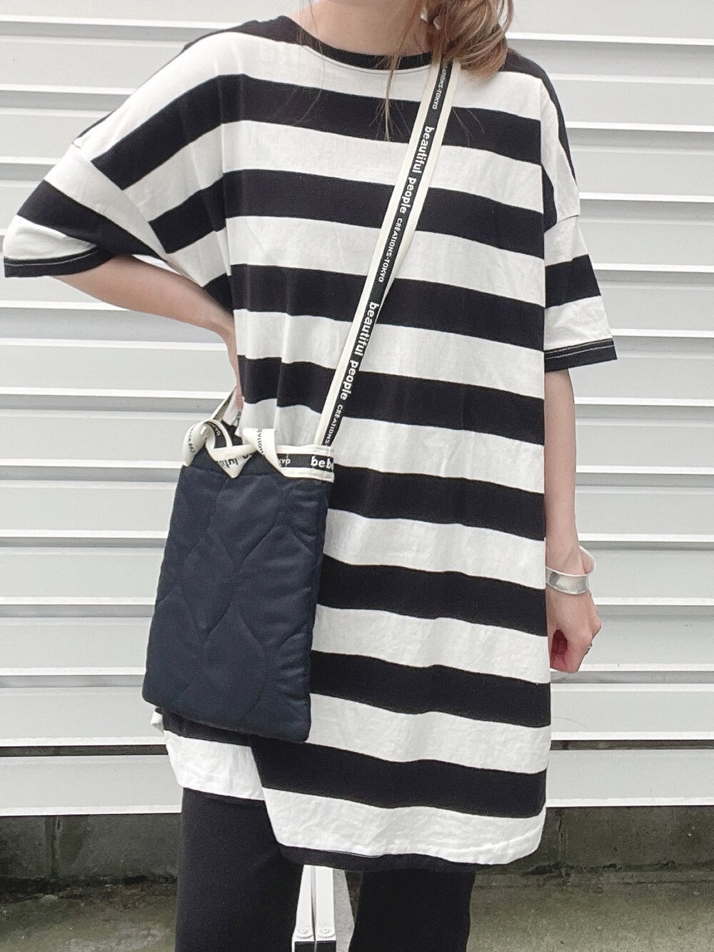 ブラック系のショルダーバッグ、グリーン系のその他パンツ、ブラック系のサンダルを着用したレディースの春コーディネートの3枚目の写真