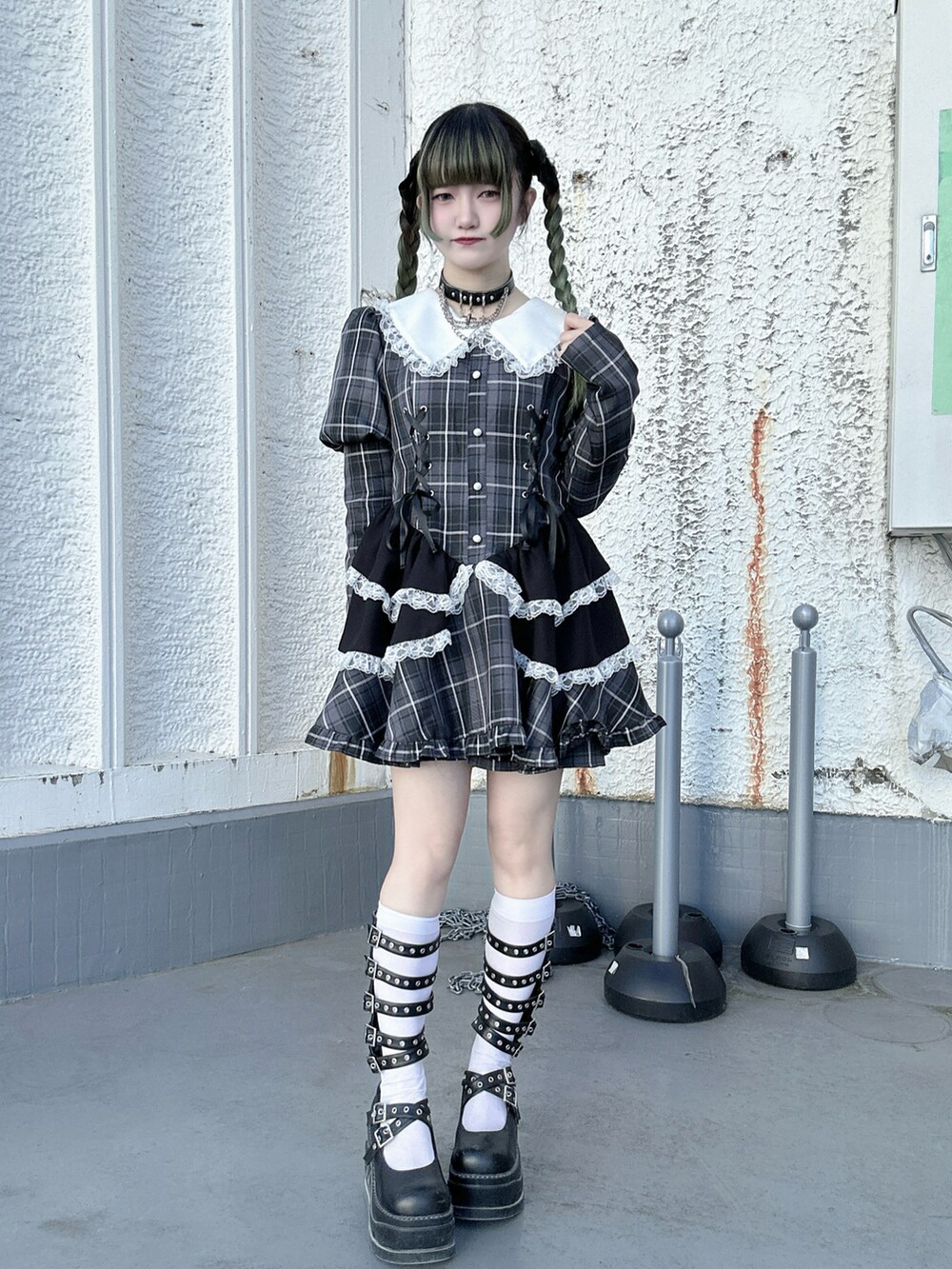 ピンク系のブルゾンを着用したレディースの冬コーディネートの2枚目の写真