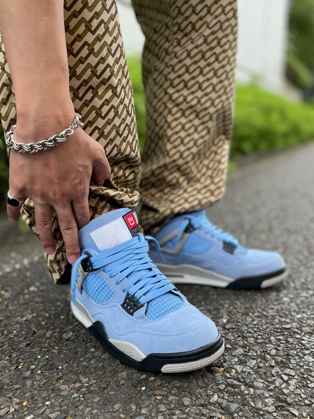 ホワイト系のTシャツ/カットソー、ベージュ系のその他パンツ、ブルー系のスニーカーを着用したメンズの夏コーディネートの3枚目の写真