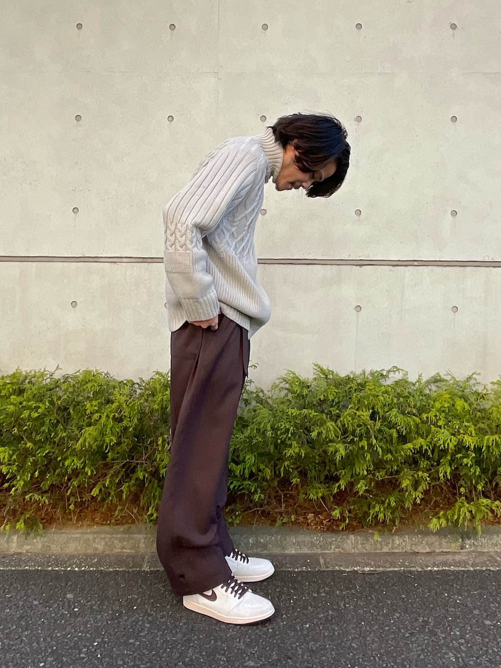ベージュ系のニット/セーター、ブラウン系のその他パンツ、ホワイト系のスニーカーを着用したメンズの冬コーディネートの3枚目の写真