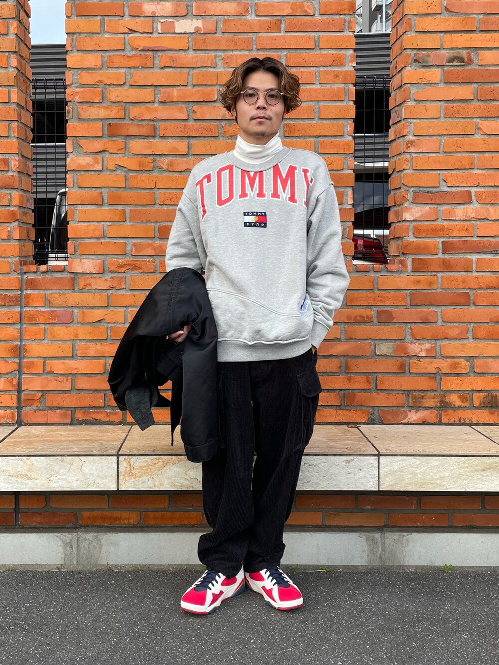 「ロングコート、ロゴスウェット、スウェット、タートルネック、カーゴパンツ、コーデュロイ、スニーカー、NIKE、AIR JORDAN、冬コーデ、ストリート、クリスマスに着たい服、レイヤードスタイル、赤、メガネ男子」｜「Sacaiのアイテム（ステンカラーコート、ブラック系）」を使った、みっきーさん（メンズ・172cm）の冬コーディネートの2枚目の写真