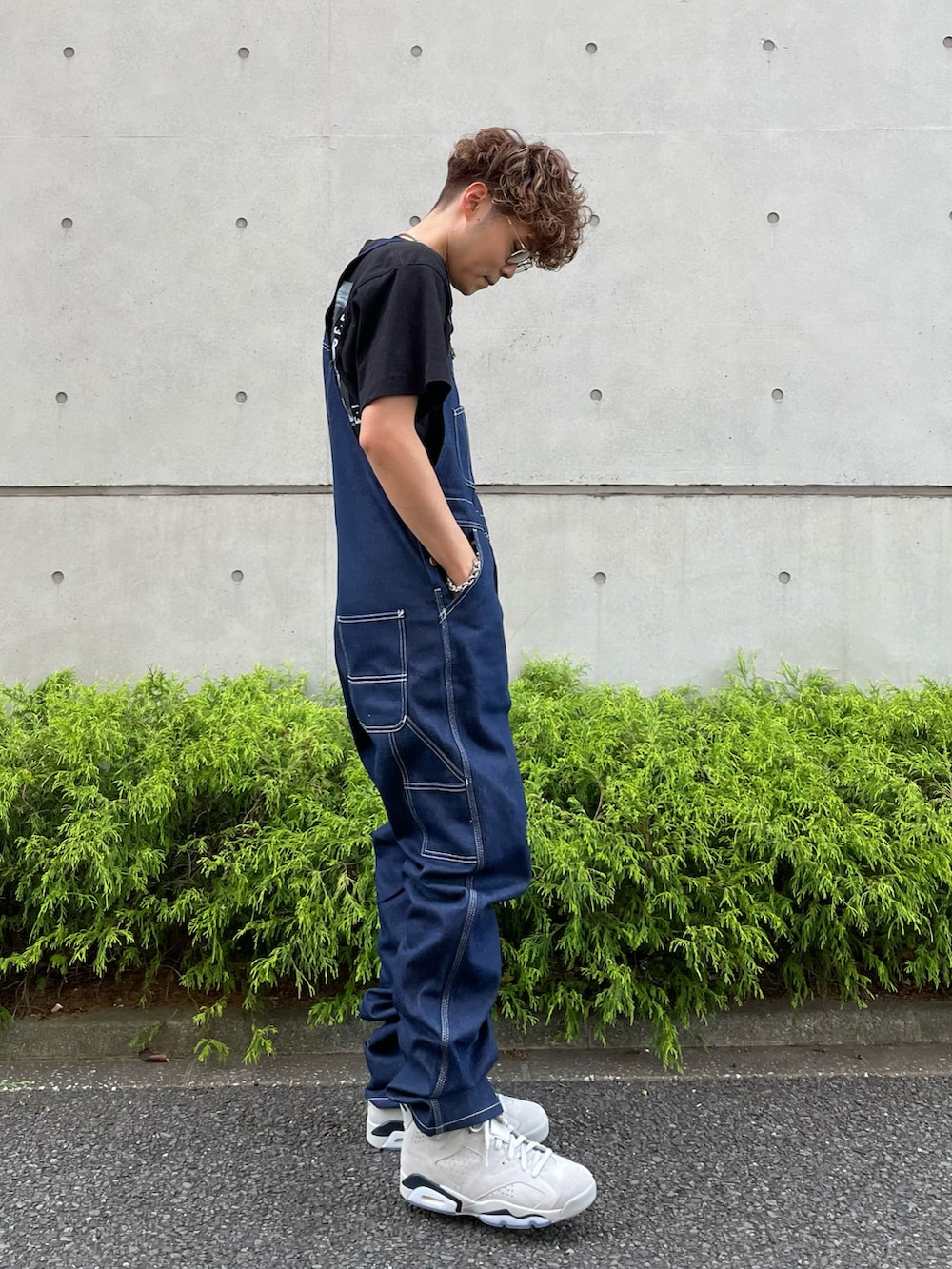 ブラック系のTシャツ/カットソー、ブルー系のサロペット/オーバーオール、グレー系のスニーカーを着用したメンズの秋コーディネートの2枚目の写真