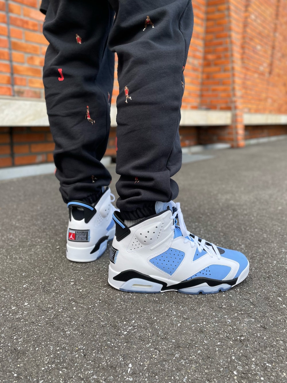 ブルー系のデニムジャケット、ベージュ系のパーカー、ブラック系のその他パンツを着用したメンズの春コーディネートの4枚目の写真