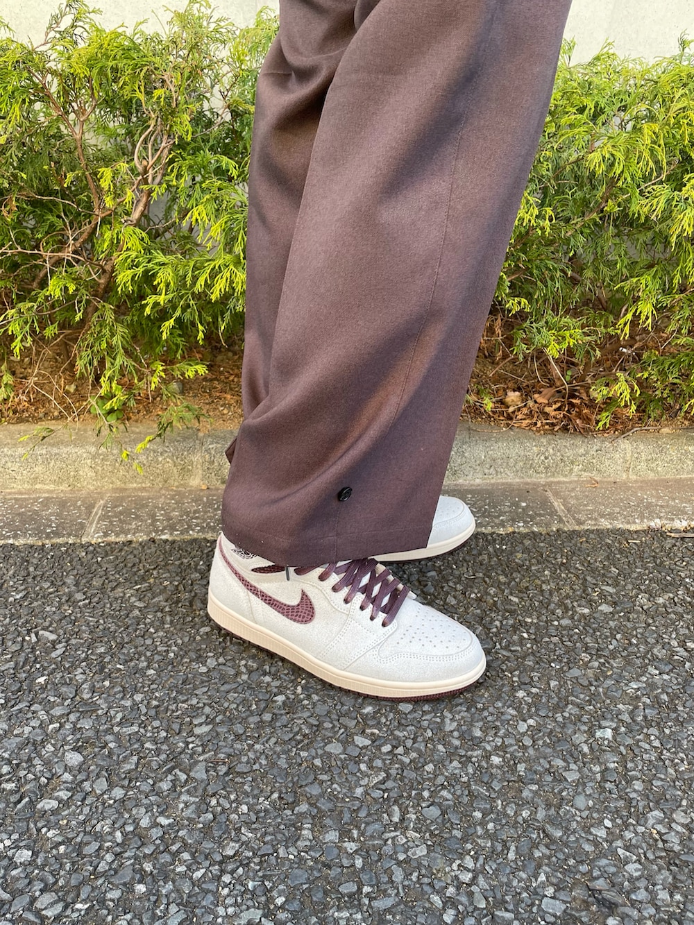 ベージュ系のニット/セーター、ブラウン系のその他パンツ、ホワイト系のスニーカーを着用したメンズの冬コーディネートの4枚目の写真