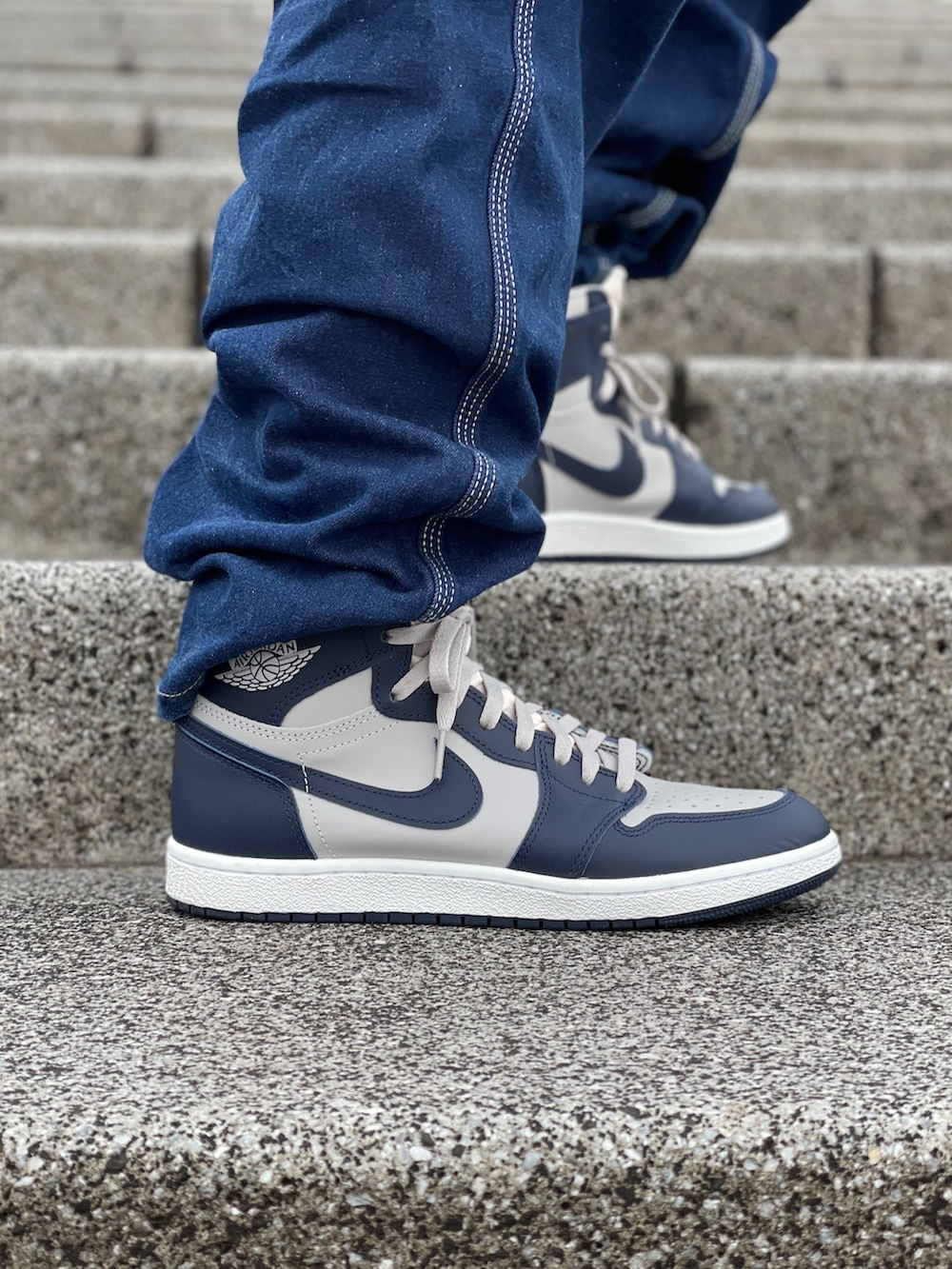 グレー系のカーディガン/ボレロ、ブラック系のTシャツ/カットソー、ブルー系のサロペット/オーバーオールを着用したメンズの冬コーディネートの3枚目の写真