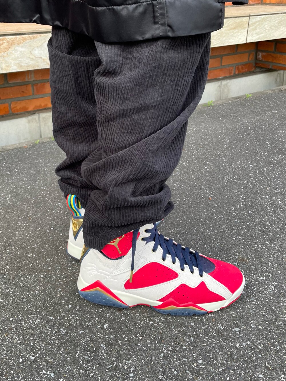「ロングコート、ロゴスウェット、スウェット、タートルネック、カーゴパンツ、コーデュロイ、スニーカー、NIKE、AIR JORDAN、冬コーデ、ストリート、クリスマスに着たい服、レイヤードスタイル、赤、メガネ男子」｜「Sacaiのアイテム（ステンカラーコート、ブラック系）」を使った、みっきーさん（メンズ・172cm）の冬コーディネートの3枚目の写真