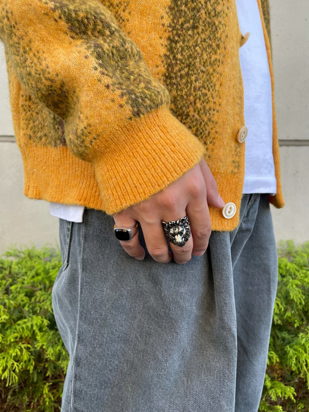 イエロー系のカーディガン/ボレロ、ブラック系のデニムパンツ、イエロー系のスニーカーを着用したメンズの秋コーディネートの3枚目の写真