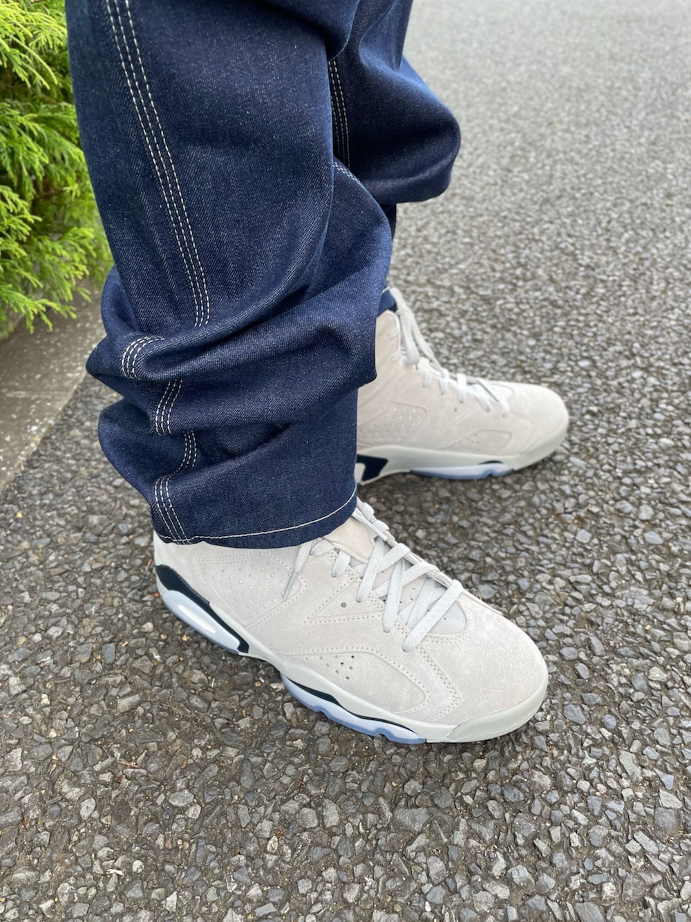 ブラック系のTシャツ/カットソー、ブルー系のサロペット/オーバーオール、グレー系のスニーカーを着用したメンズの秋コーディネートの3枚目の写真