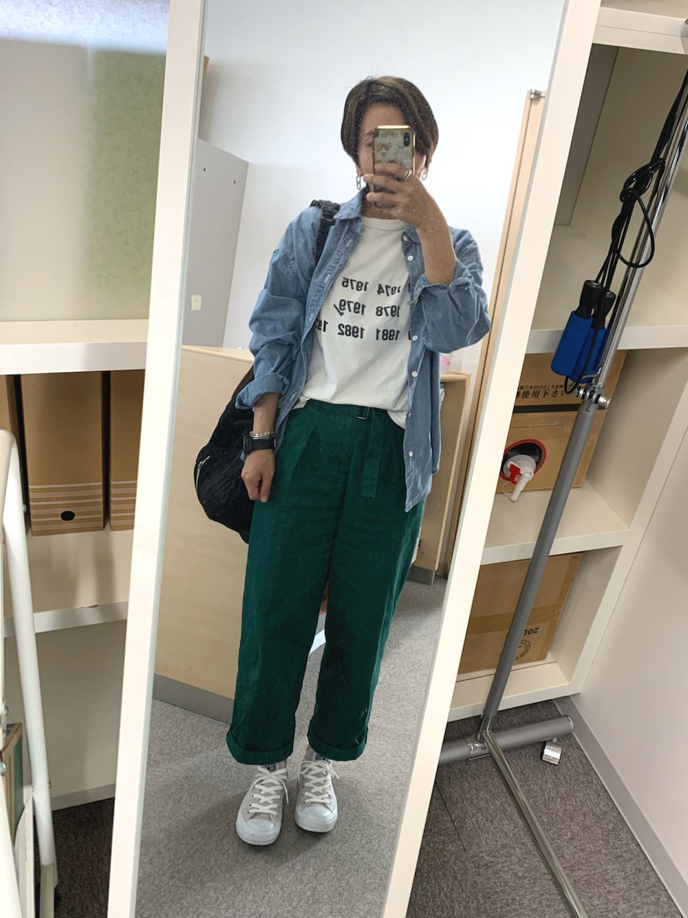 ホワイト系のTシャツ/カットソー、グリーン系のチノパンツ、グレー系のスニーカーを着用したレディースの春コーディネートの2枚目の写真