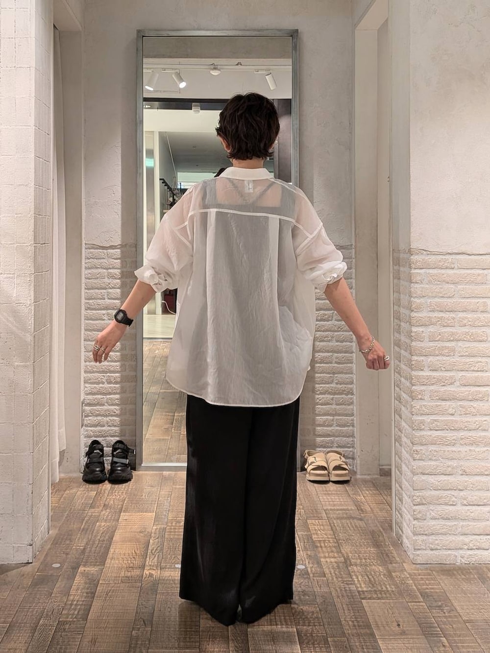 ブラック系のその他パンツ、ホワイト系のシャツ/ブラウス、ブラック系のタンクトップを着用したレディースの夏コーディネートの3枚目の写真