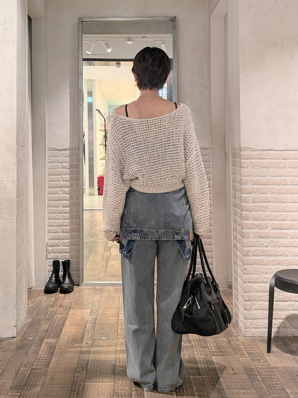 ブルー系のデニムジャケット、ブルー系のデニムパンツ、ブラック系のボストンバッグを着用したレディースの夏コーディネートの2枚目の写真