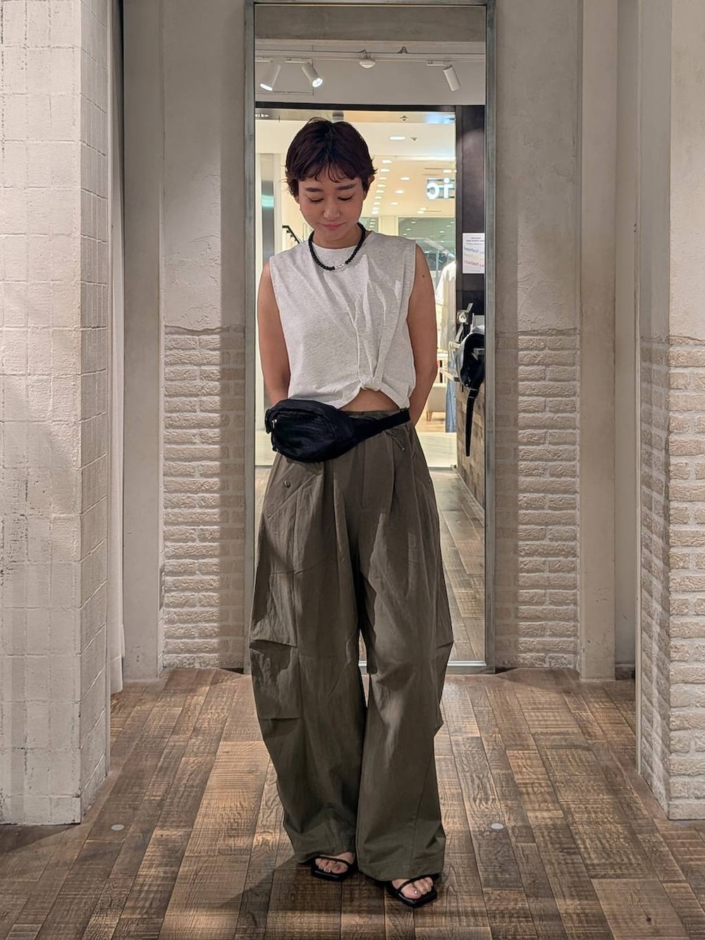 グレー系のTシャツ/カットソー、グリーン系のその他パンツ、ブラック系のボディバッグ/ウエストポーチを着用したレディースの夏コーディネートの4枚目の写真