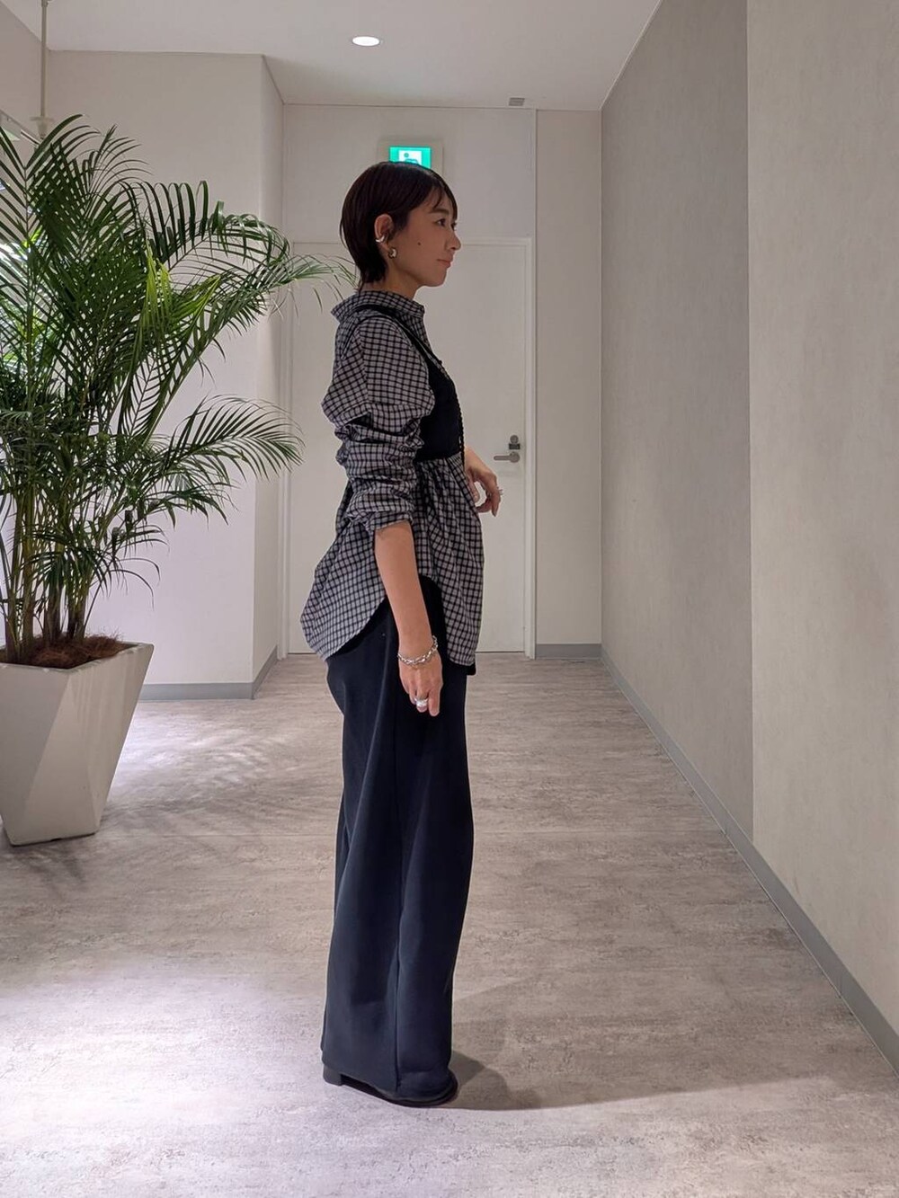 ブラック系のシャツ/ブラウス、ブラック系のスウェットパンツを着用したレディースの冬コーディネートの2枚目の写真