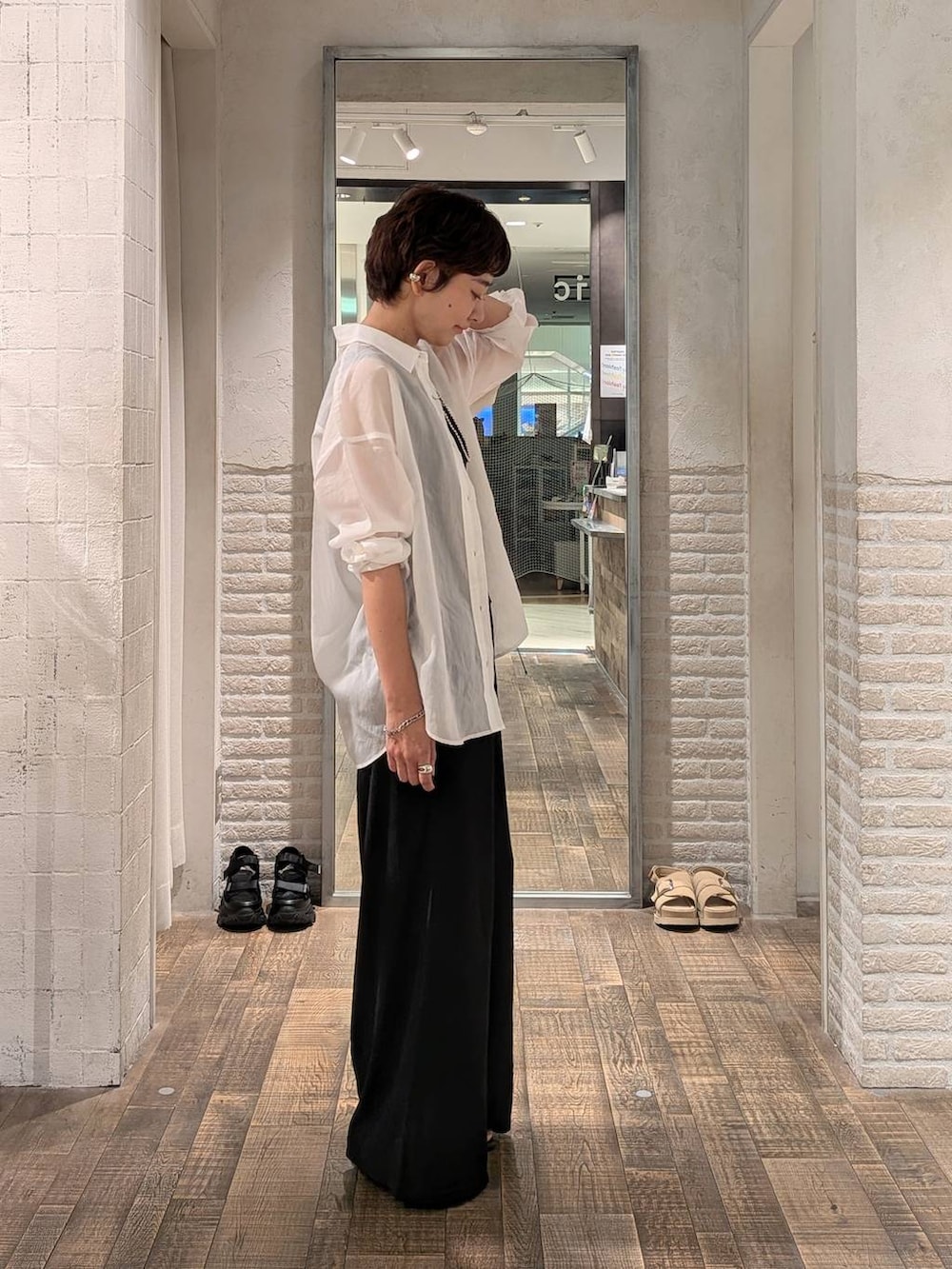 ブラック系のその他パンツ、ホワイト系のシャツ/ブラウス、ブラック系のタンクトップを着用したレディースの夏コーディネートの2枚目の写真