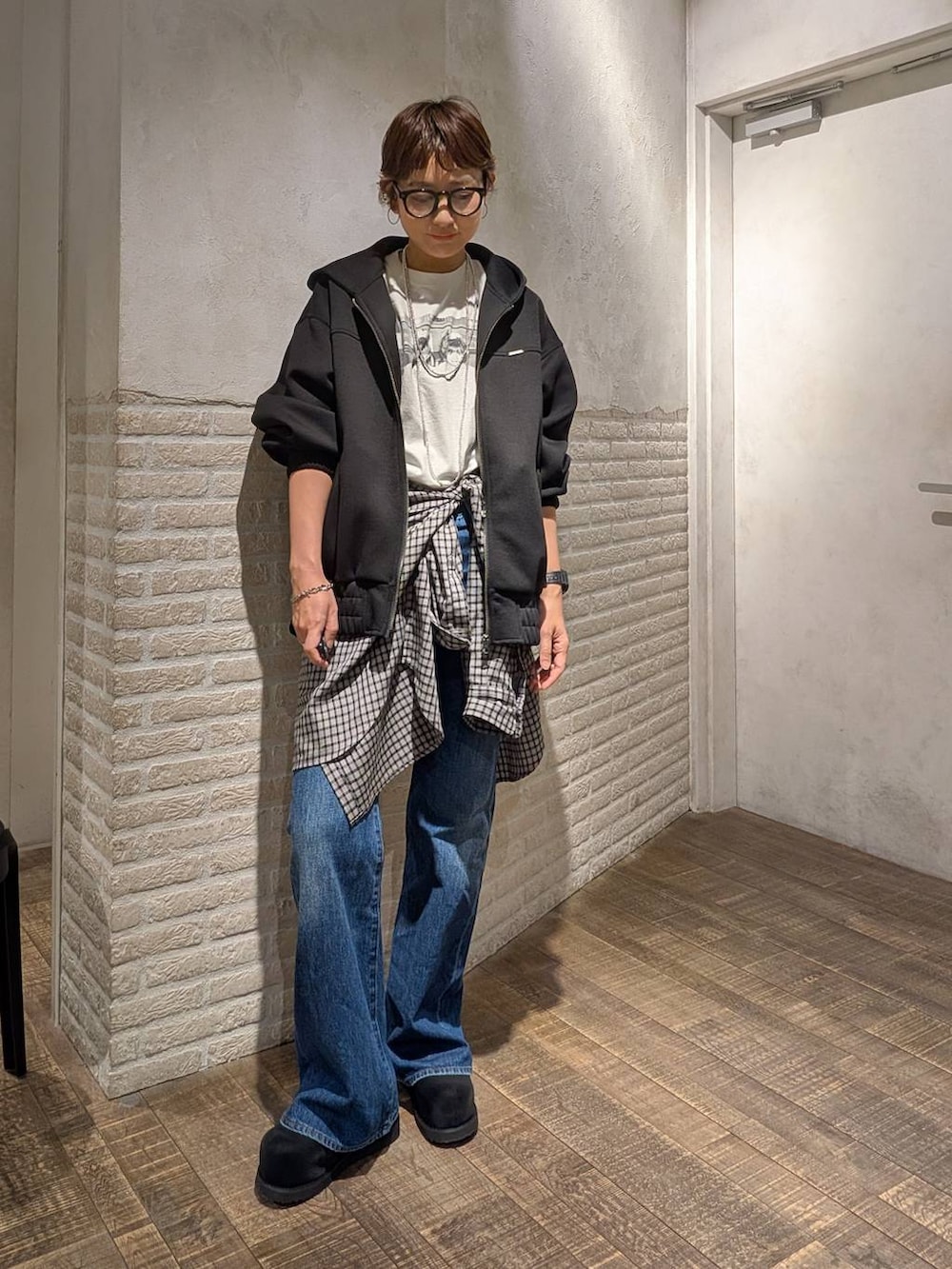 ホワイト系のTシャツ/カットソー、ブラック系のシャツ/ブラウス、ブラック系のモカシン/デッキシューズを着用したレディースの春コーディネートの4枚目の写真