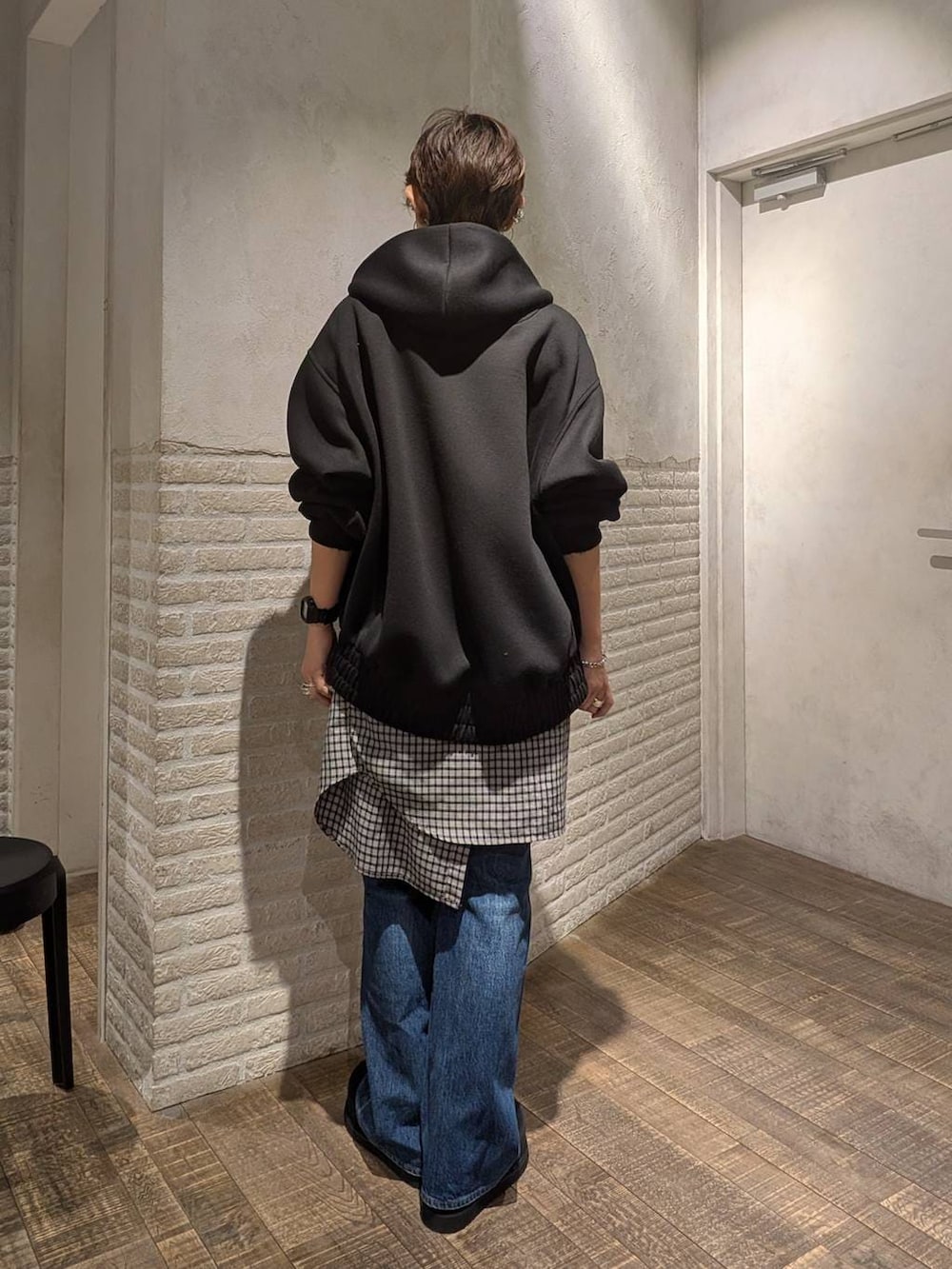 ホワイト系のTシャツ/カットソー、ブラック系のシャツ/ブラウス、ブラック系のモカシン/デッキシューズを着用したレディースの春コーディネートの3枚目の写真