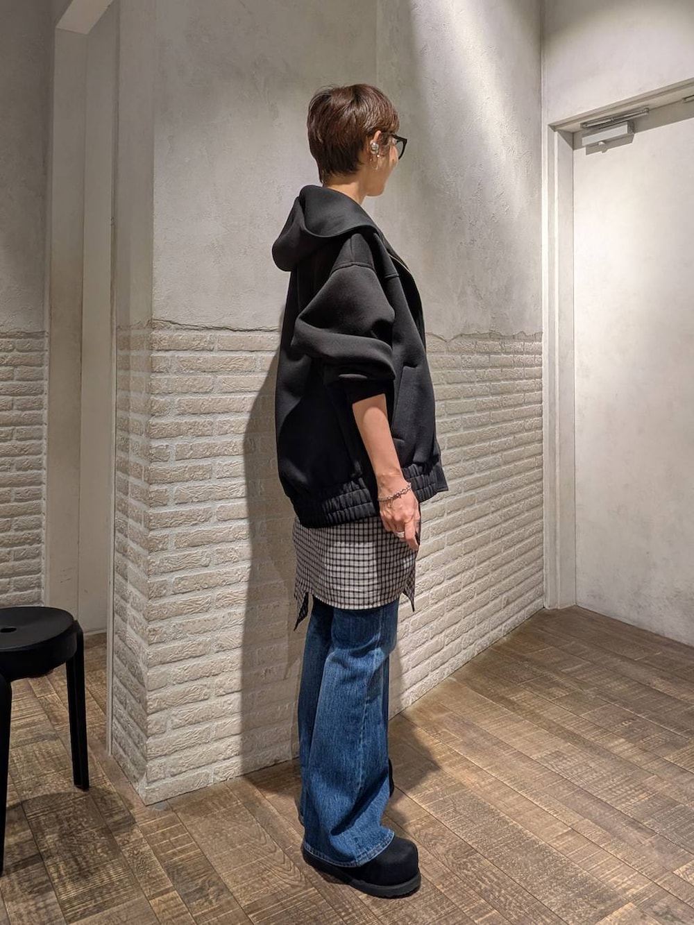 ホワイト系のTシャツ/カットソー、ブラック系のシャツ/ブラウス、ブラック系のモカシン/デッキシューズを着用したレディースの春コーディネートの2枚目の写真