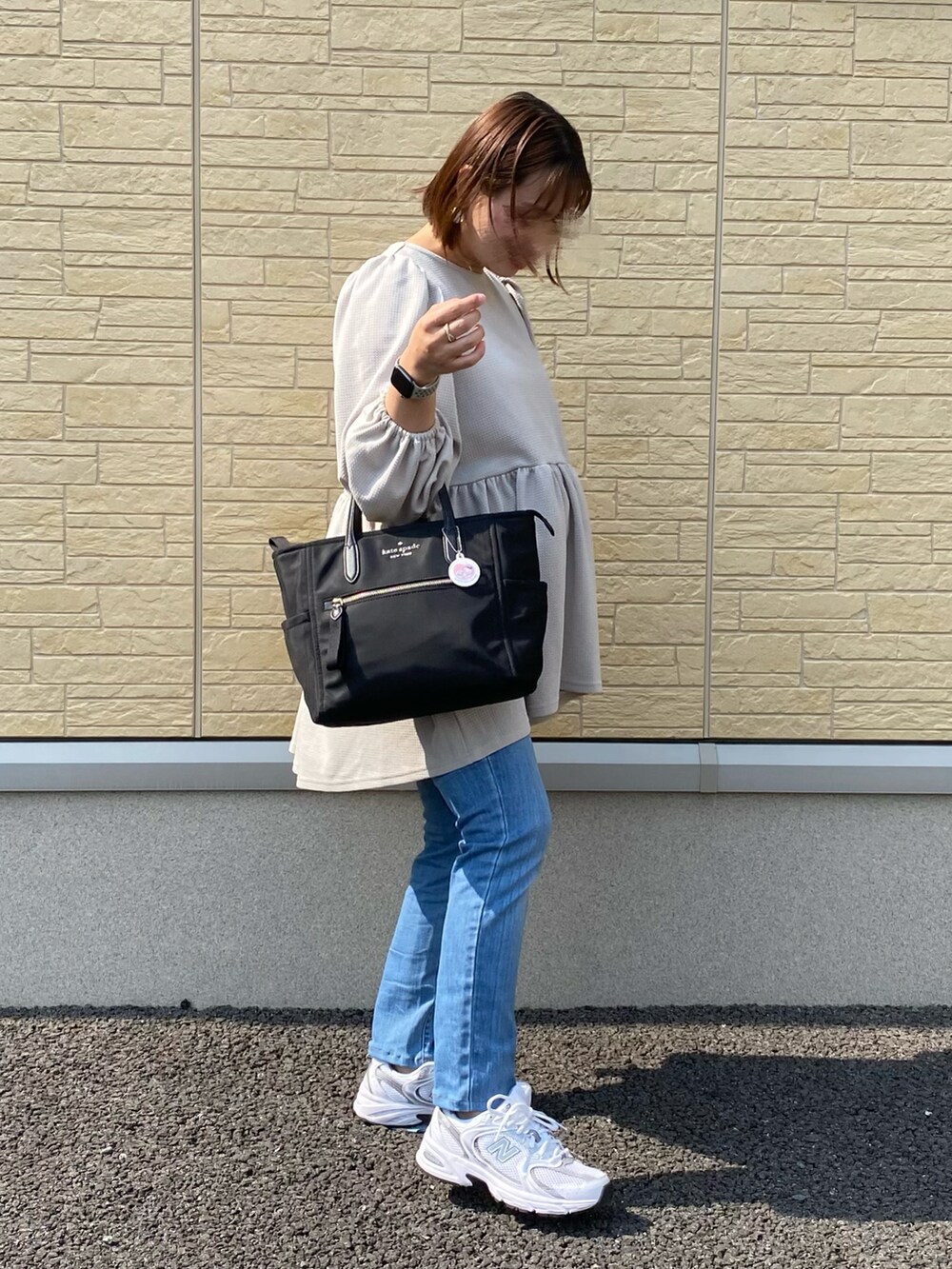 「春服デビュー宣言、大人カジュアル、シンプル、#春コーデ、マタニティ、妊娠8ヶ月、スニーカー」｜「coca（coca）のエンボスボリュームスリーブティアードプルオーバー（Tシャツ/カットソー、グレー系）」を使った、me.さん（レディース・154cm）の春コーディネートの2枚目の写真