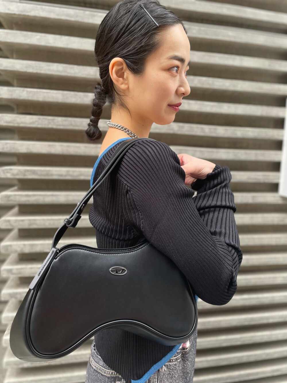 ブラック系のカーディガン/ボレロ、ブラック系のその他パンツ、ブラック系のハンドバッグを着用したレディースの冬コーディネートの2枚目の写真