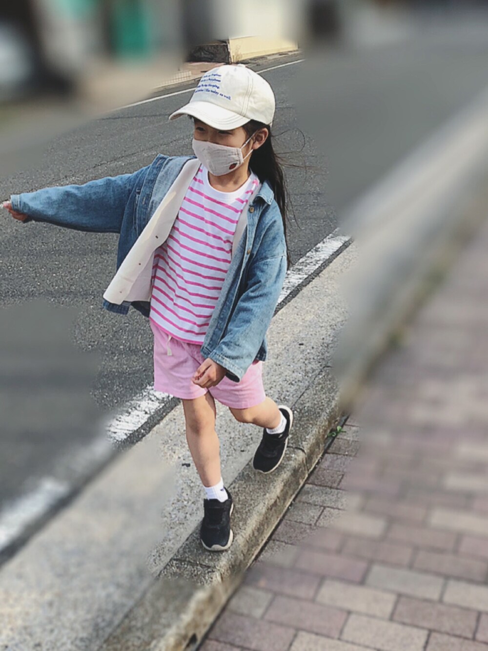 「キッズコーデ、ピンク、ピンクコーデ、春コーデ、ボーダー、ローリーズファーム(LOWRYS FARM)、monmimi、UNIQLO、カーディガン」｜「monmimiのアイテム（シャツ/ブラウス、ブルー系）」を使った、Ripiさん（キッズ・110cm）の春コーディネートの2枚目の写真