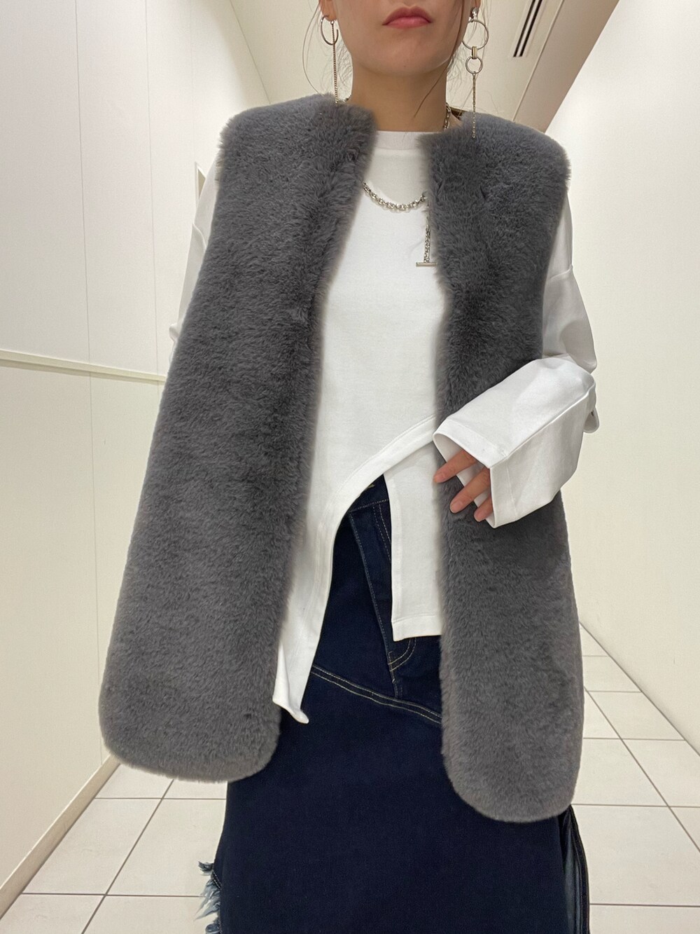 「デニムスカート、大人カジュアル、ロングスカート、秋服、ラクチンコーデ、B2nd、大人かわいい、秋冬コーデ、ママファッション、ビーセカンド」｜「DROIT BELLOのDROIT BELLO(ドロイトベロ) ファーベスト（ベスト、グレー系）」を使った、kimmyさん（レディース・162cm）の夏コーディネートの4枚目の写真
